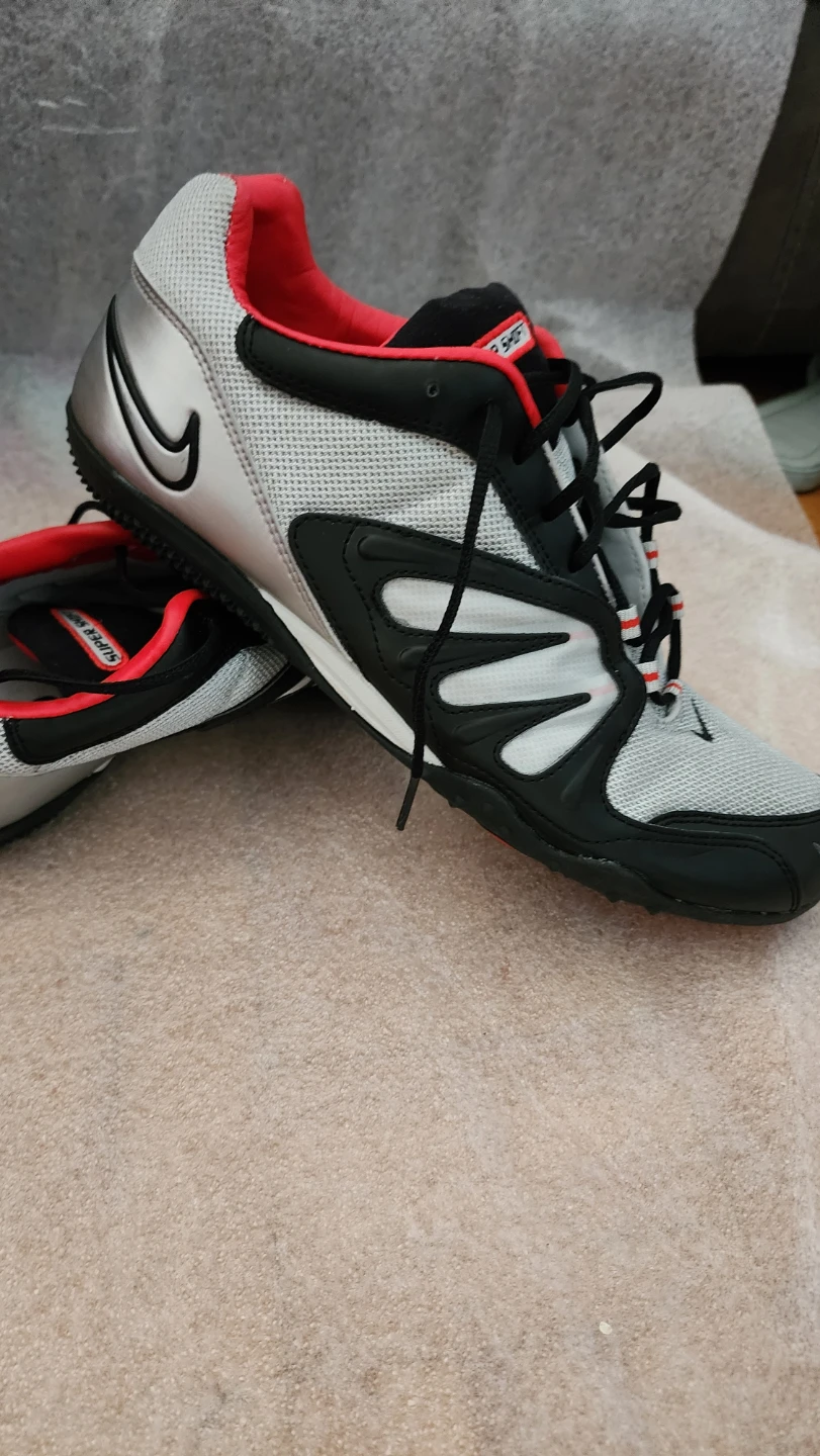 Bottes de sport grises et rouges Nike