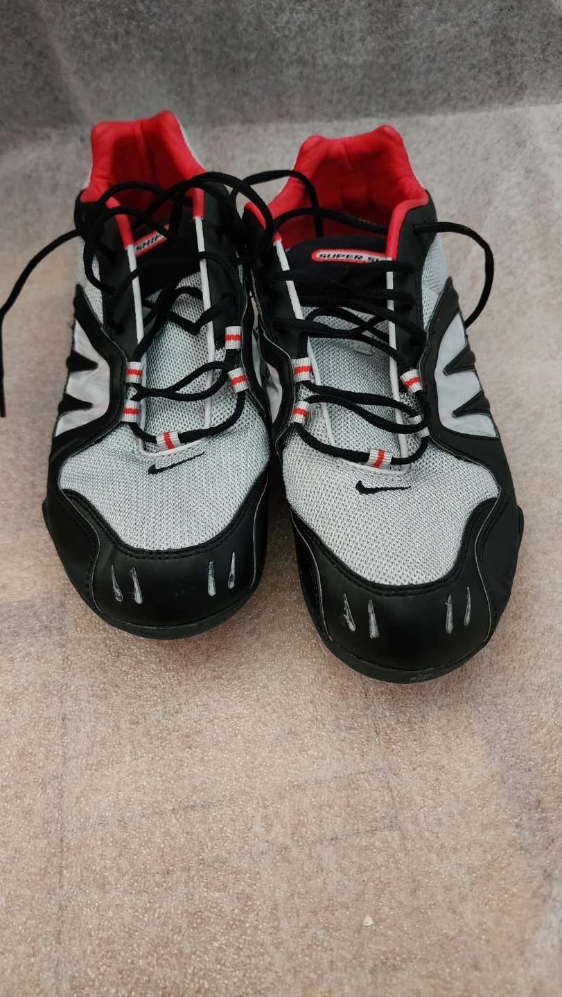 Bottes de sport grises et rouges Nike - photo 2