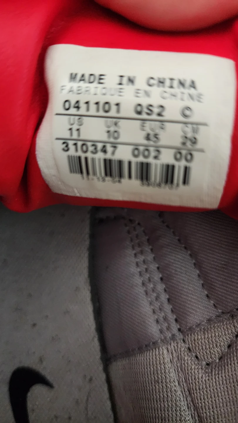 Bottes de sport grises et rouges Nike - photo 3