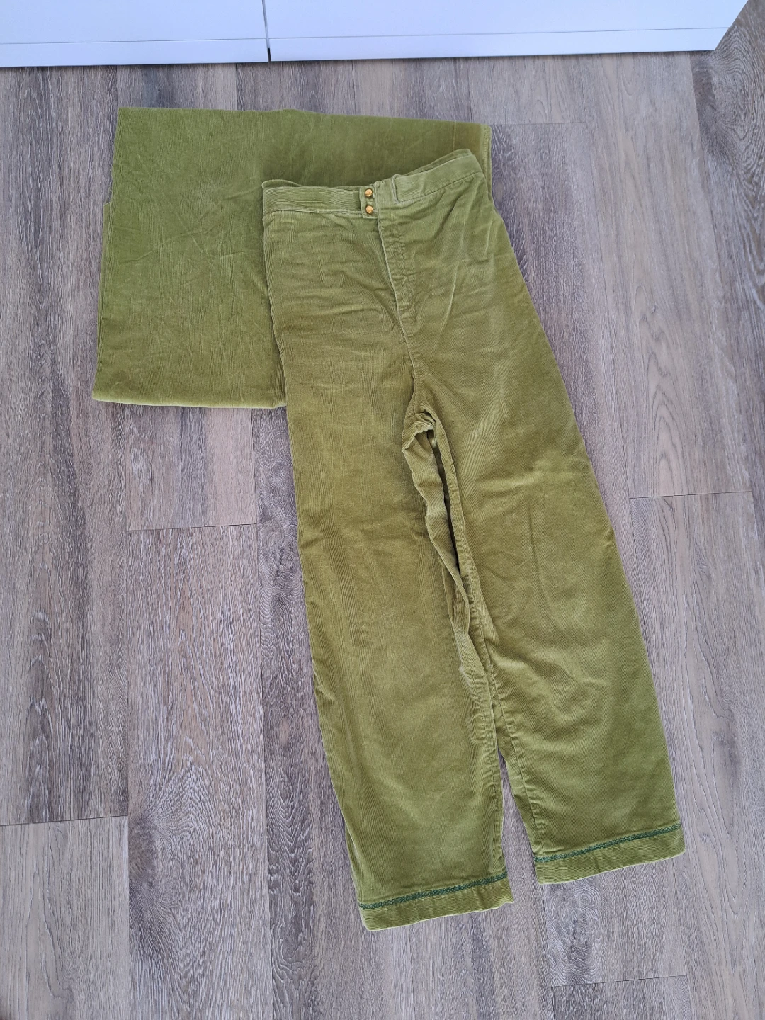 Pant no incluido.2.30M L X 1.10M A. Tela de pana elástica verde. - photo 4