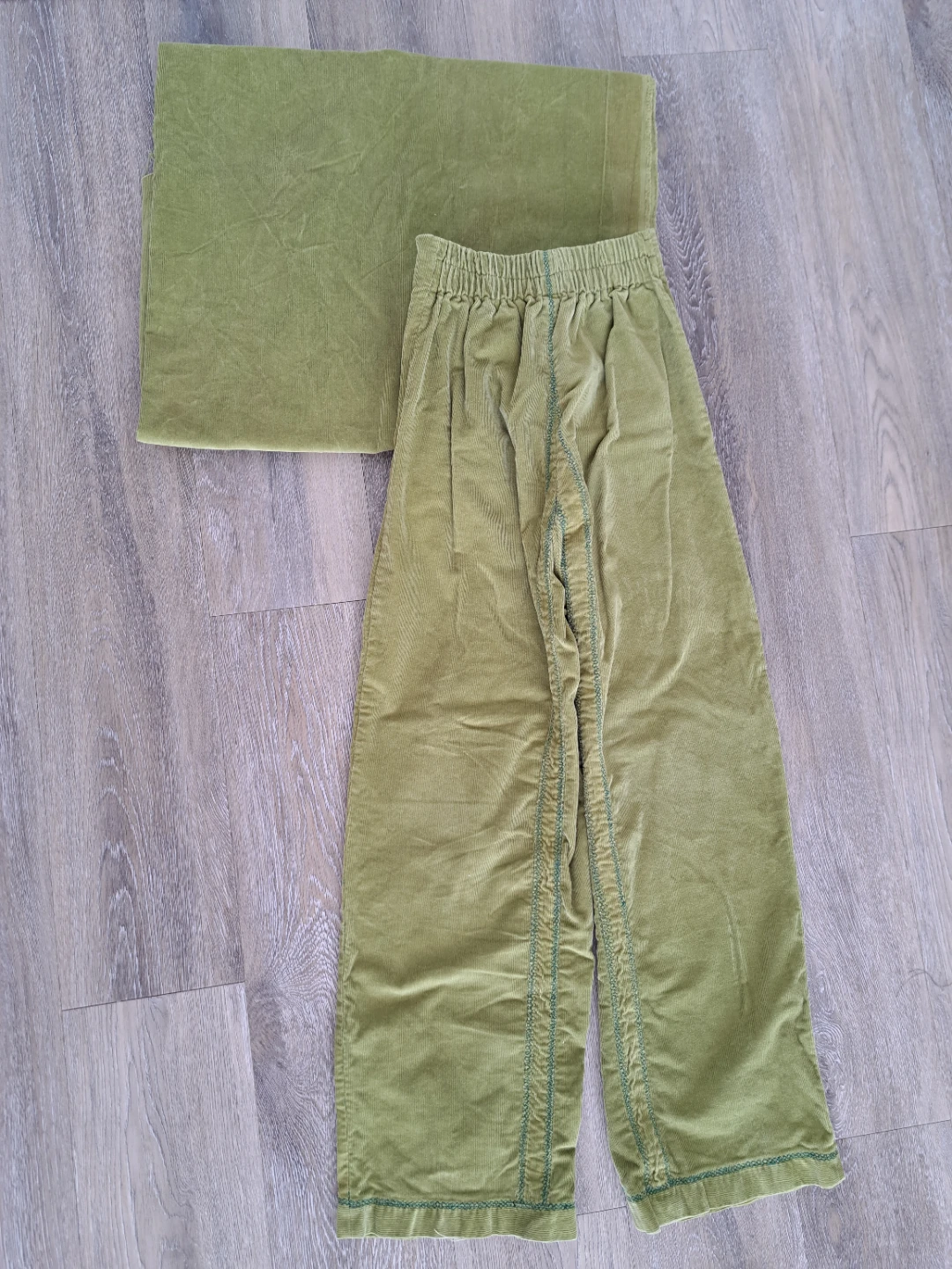 Pant no incluido.2.30M L X 1.10M A. Tela de pana elástica verde. - photo 5