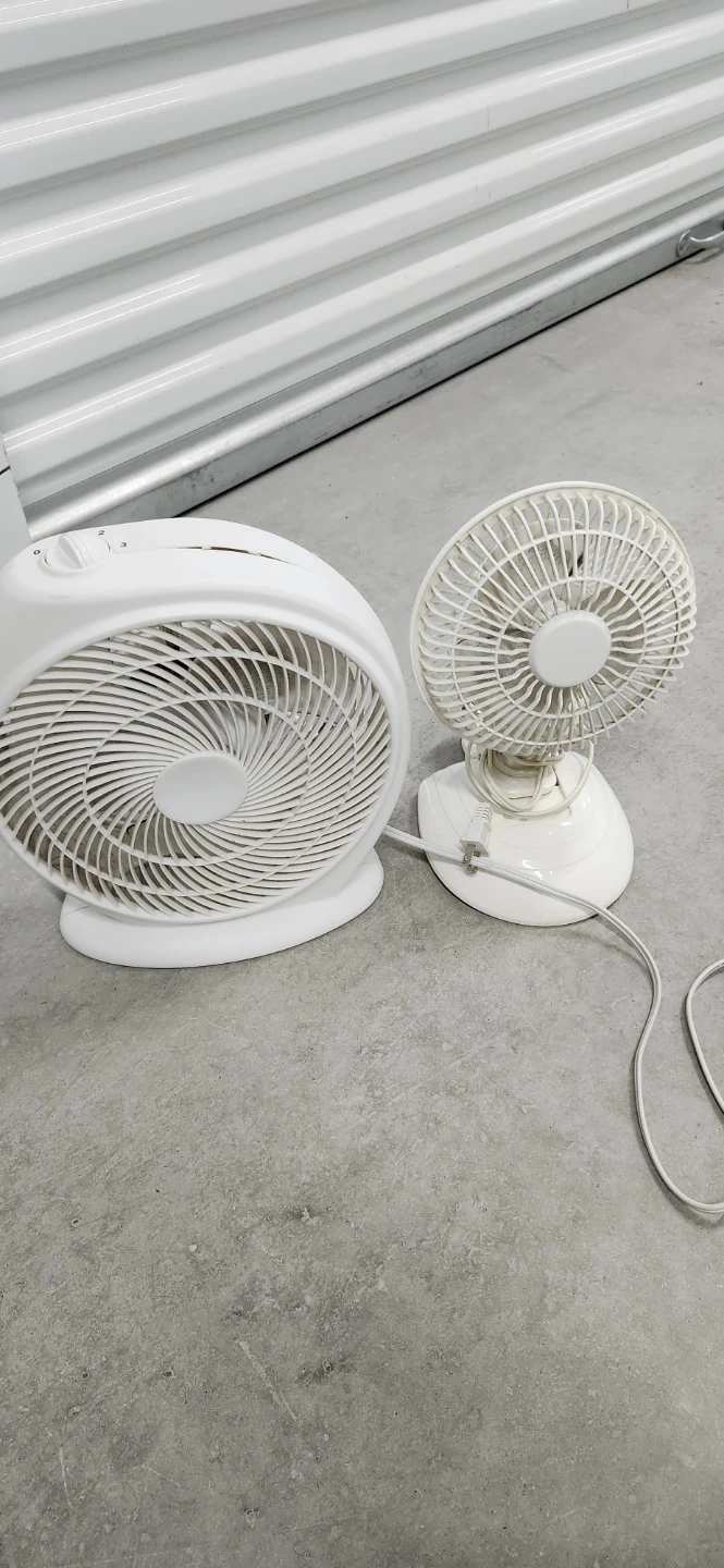 Table fan of 2, one for $10 - photo 3