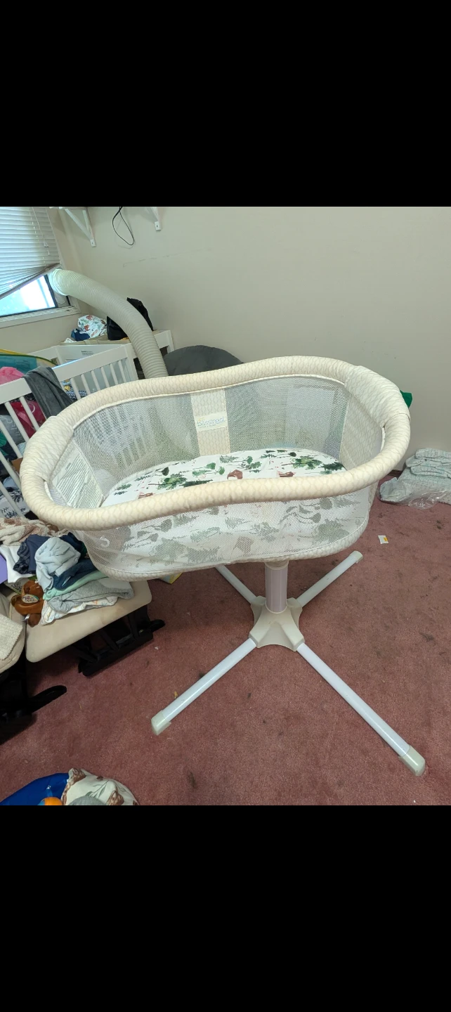 Halo swivel bassinet