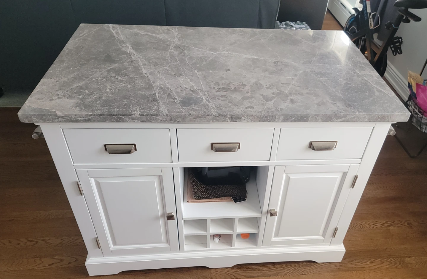 White Kitchen Island with Marble Top and 2 Stools