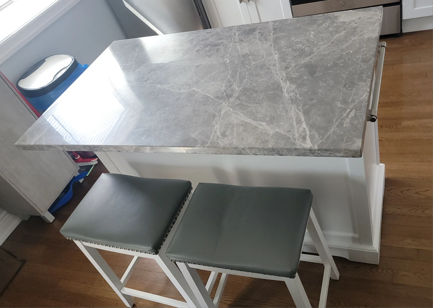 White Kitchen Island with Marble Top and 2 Stools - photo 2