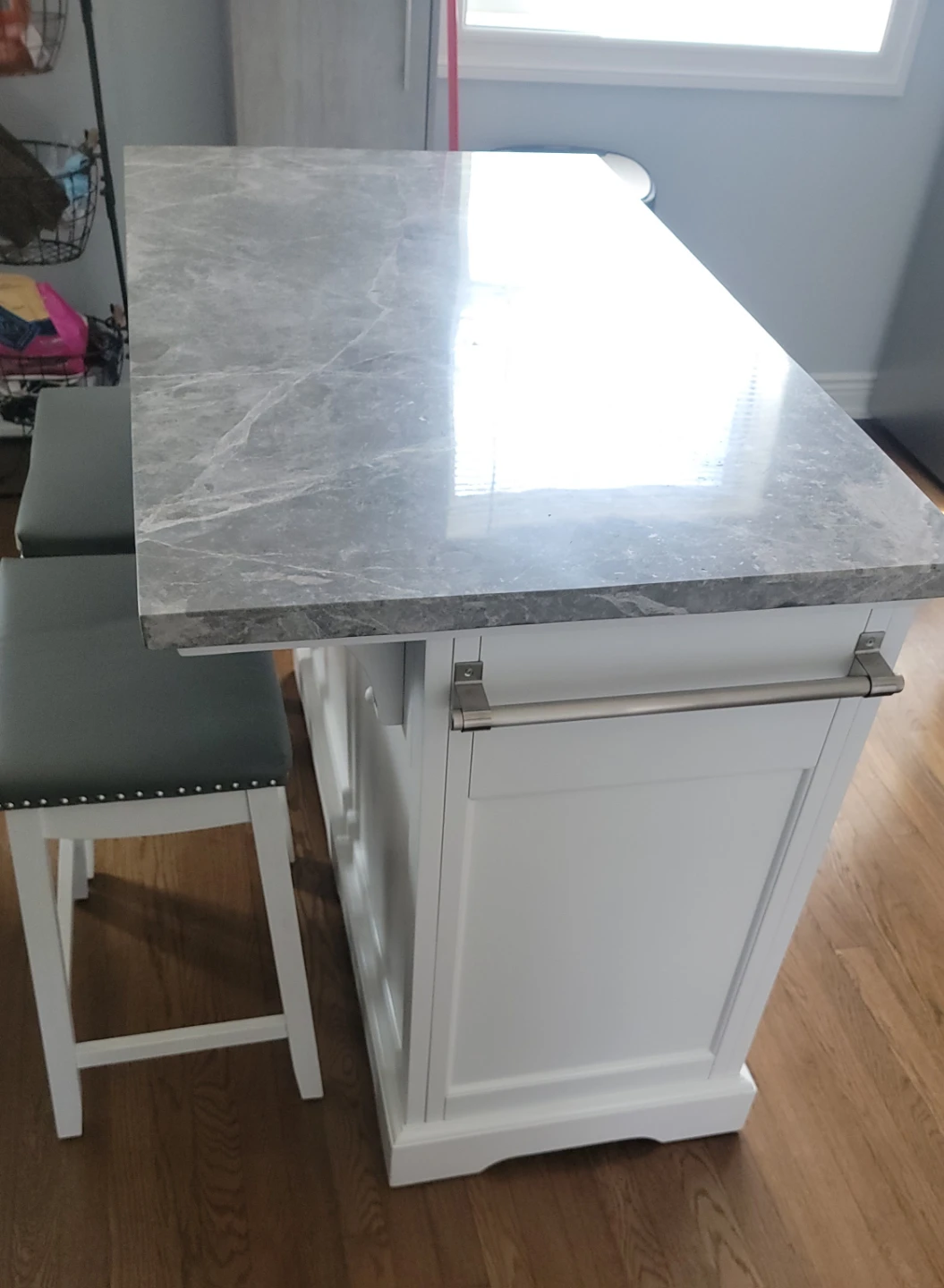 White Kitchen Island with Marble Top and 2 Stools - photo 3