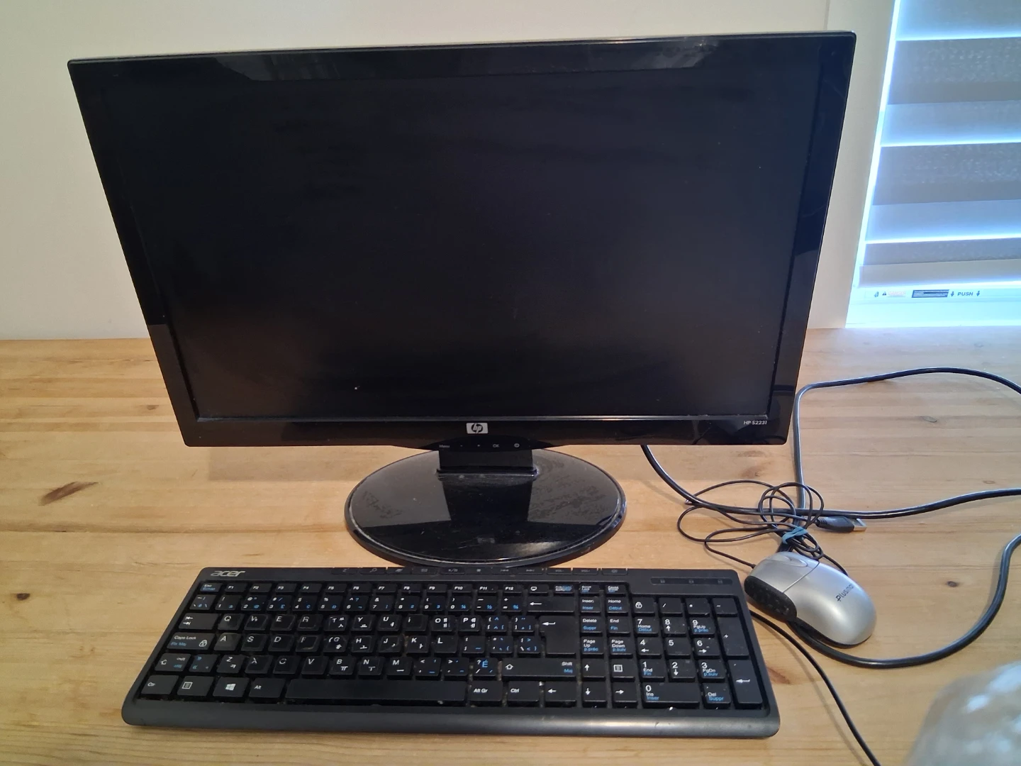 HP 2231 Computer Monitor with Acer Keyboard and Mouse