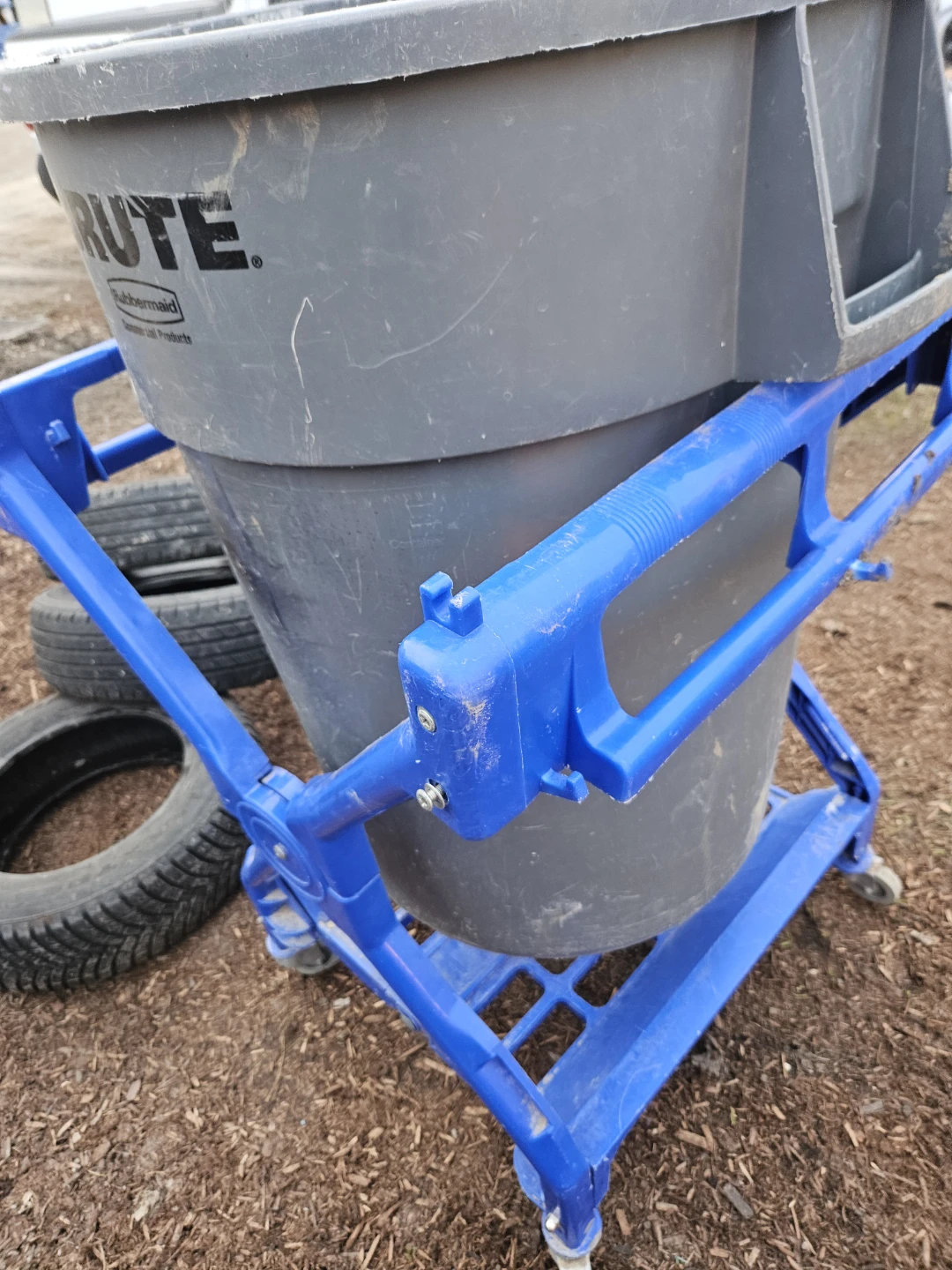 Rubbermaid Brute Trash Can Dolly Cart - photo 2