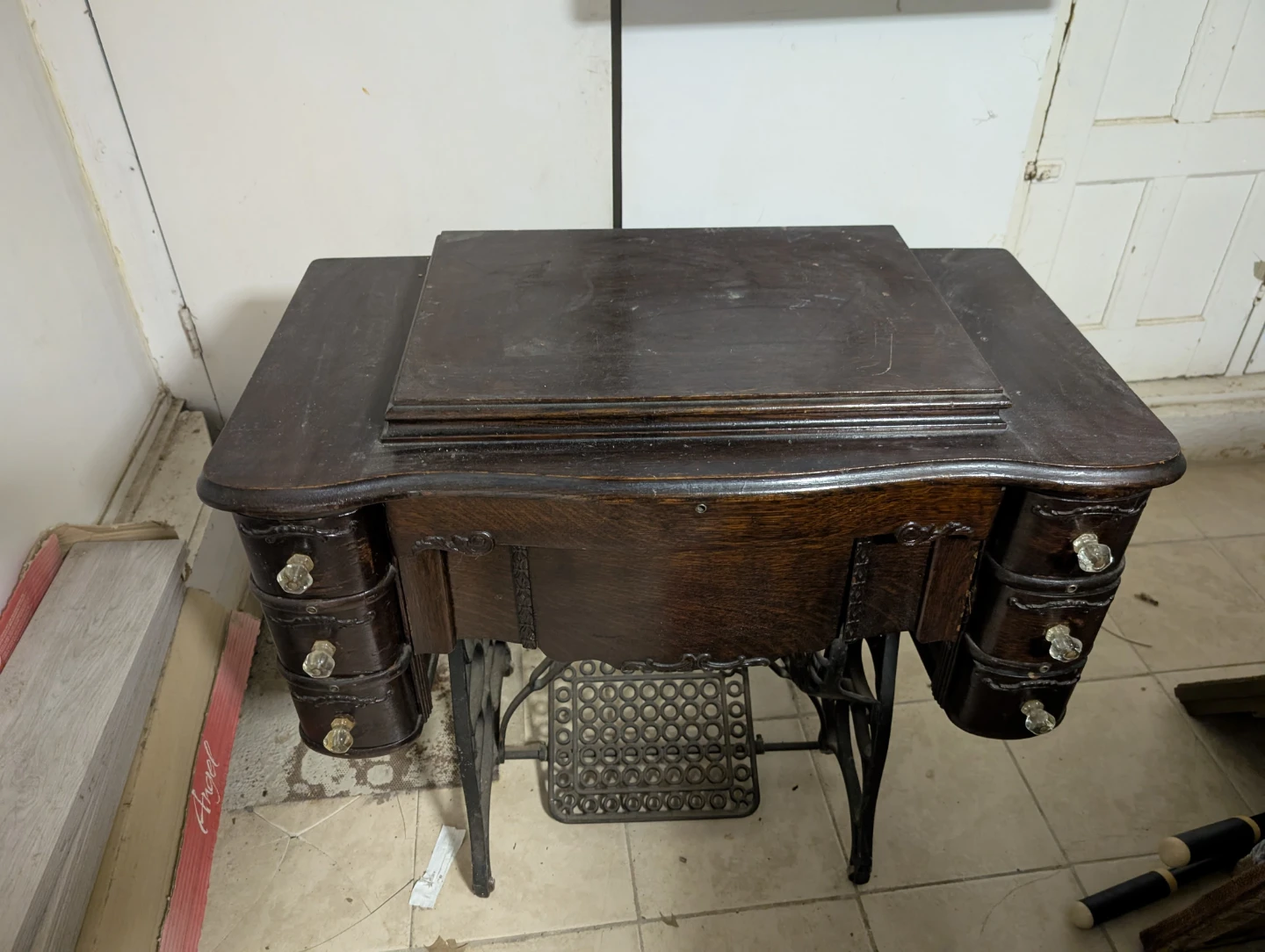 Antique Sewing Machine Table with Machine - photo 2