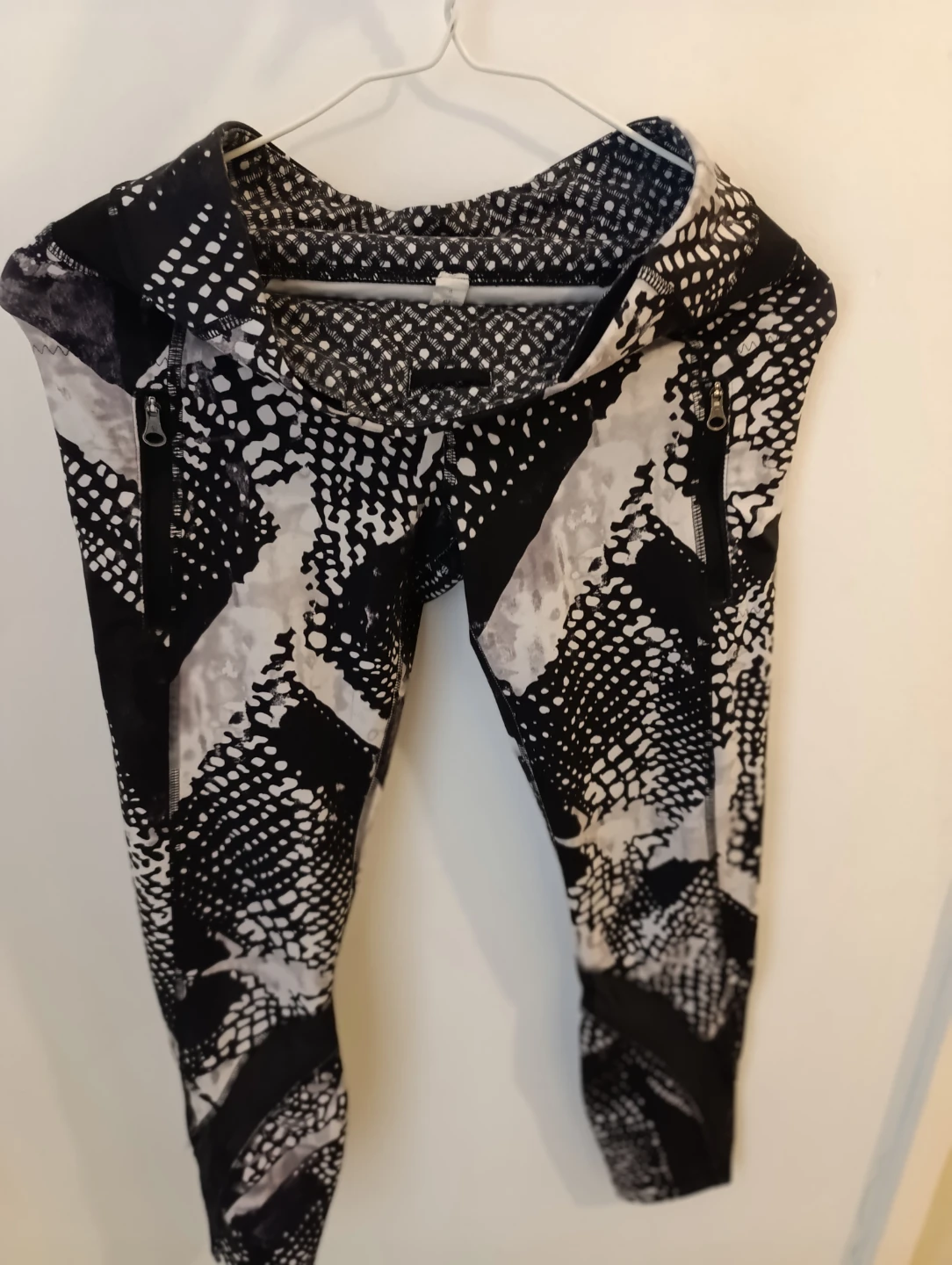 Lululemon Athletic Leggings - Black & White Print / Stripes - photo 2