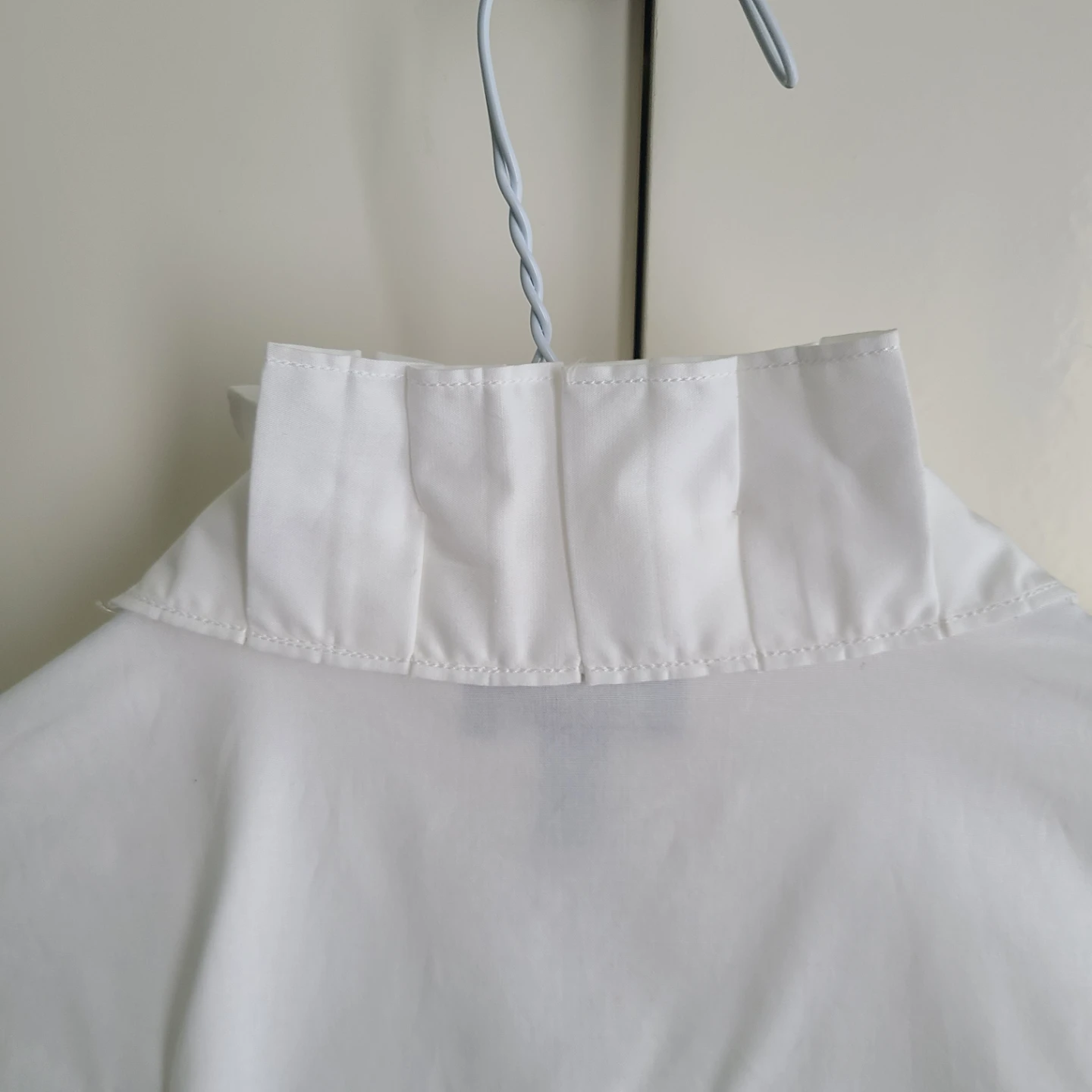 BNWT Talbots White Ruffle Collar Blouse - Size 6P 🌱 - photo 4
