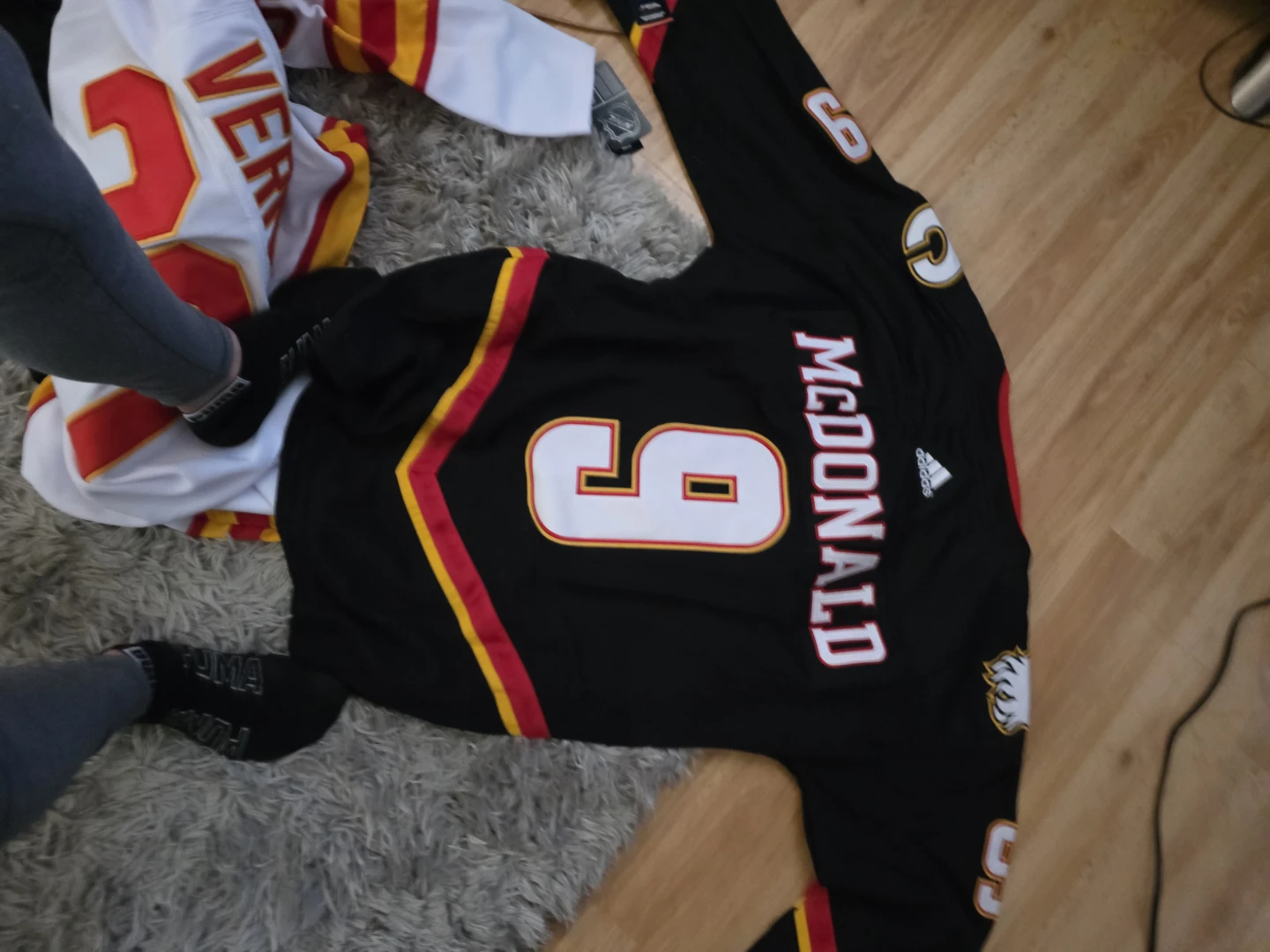 Calgary Flames Hockey Jerseys (Iggy, Vernon, McDonald) - photo 3