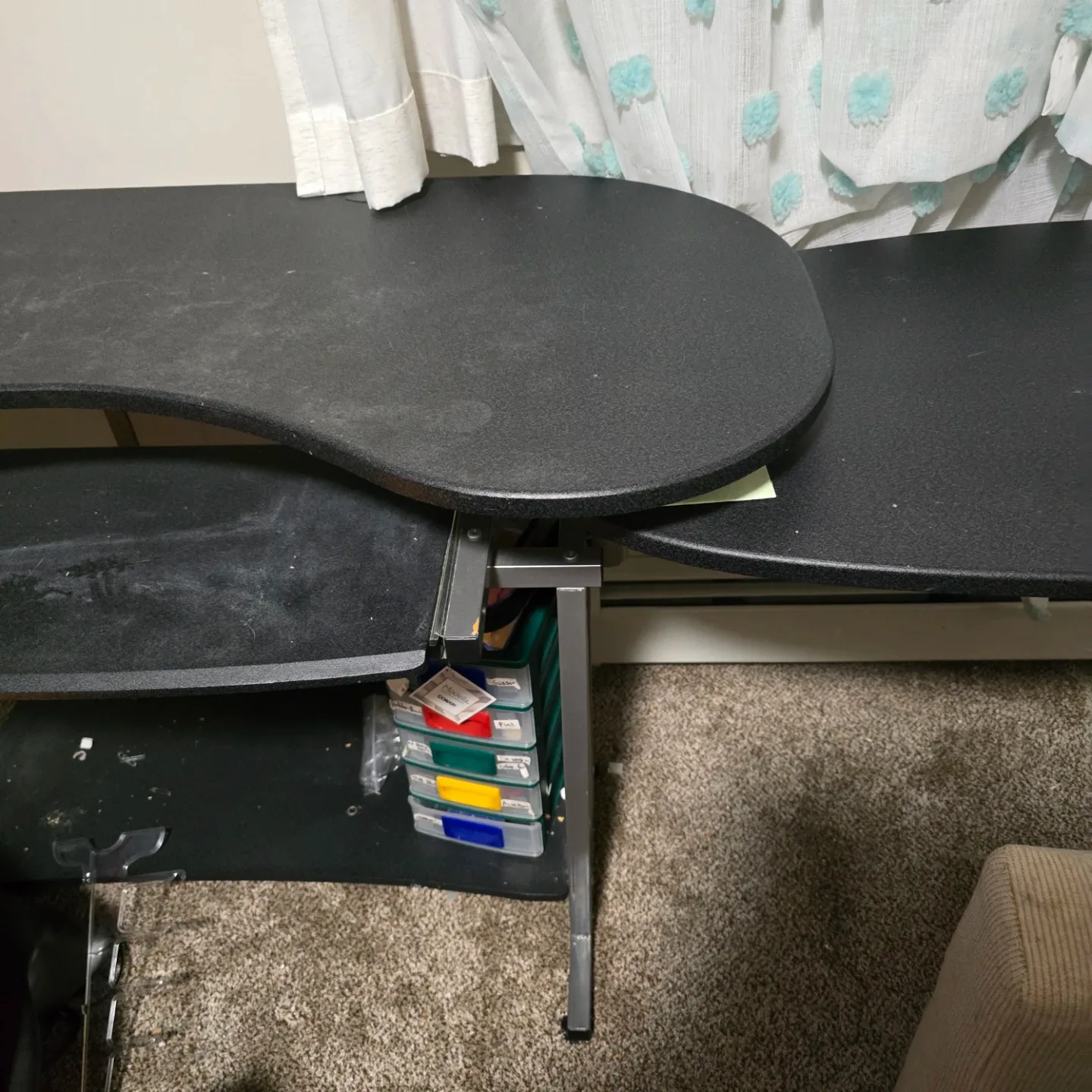 desk with rolling casters - photo 2