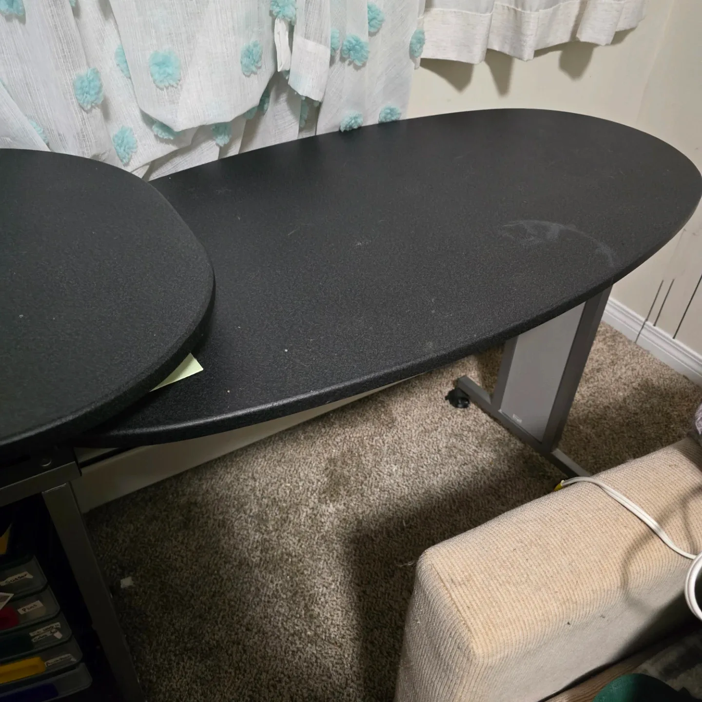 desk with rolling casters - photo 3