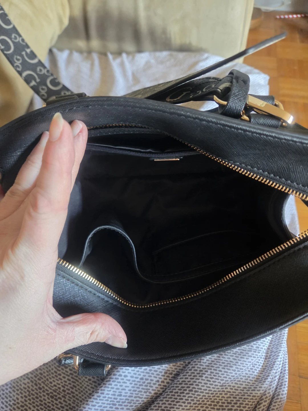 GUESS Black Satchel Handbag - photo 4