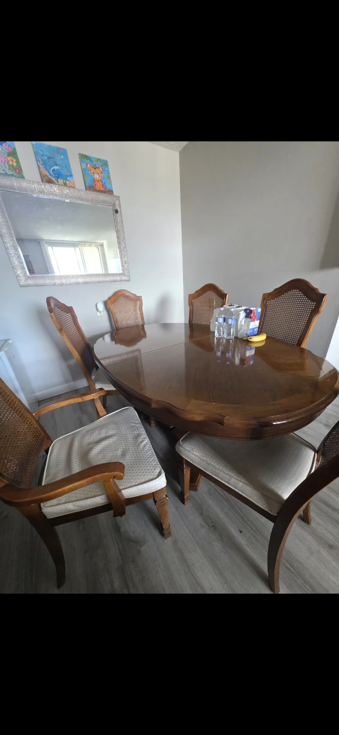 “solid wood, extendable, seats 6–8”