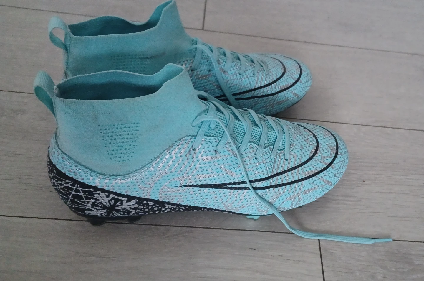 Unisex Soccer Cleats Size 42 - photo 2