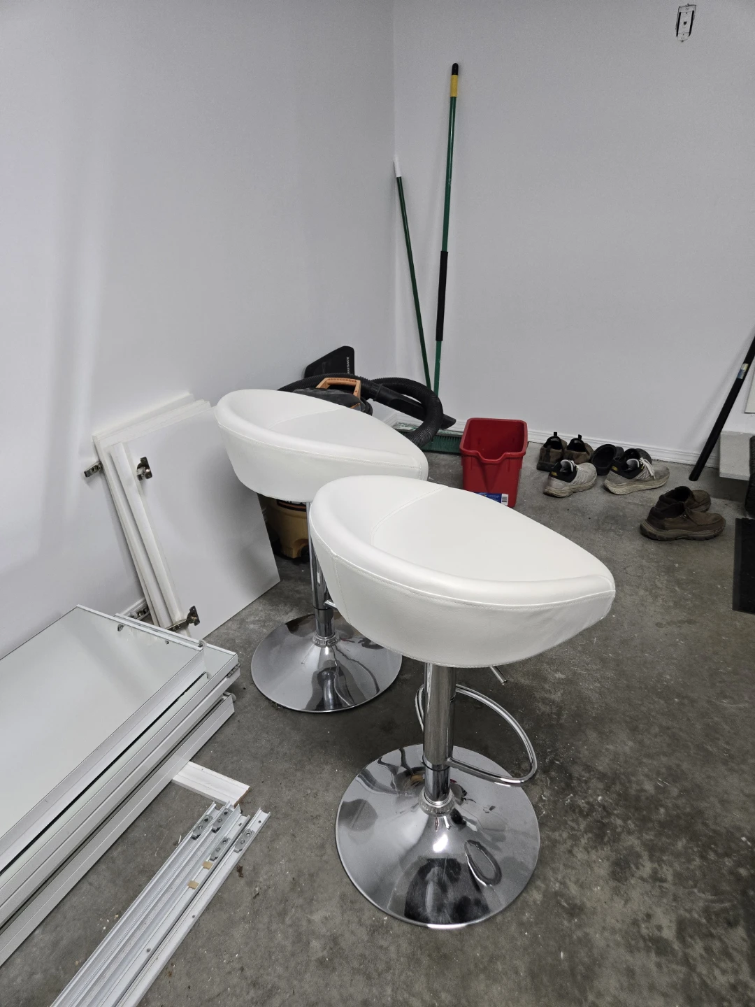 Set of 2 White Bar/ Kitchen Stools - photo 2