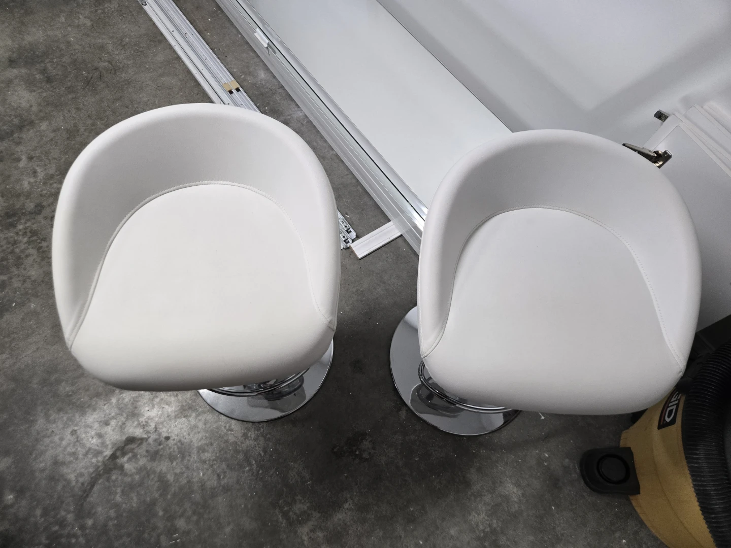 Set of 2 White Bar/ Kitchen Stools - photo 3