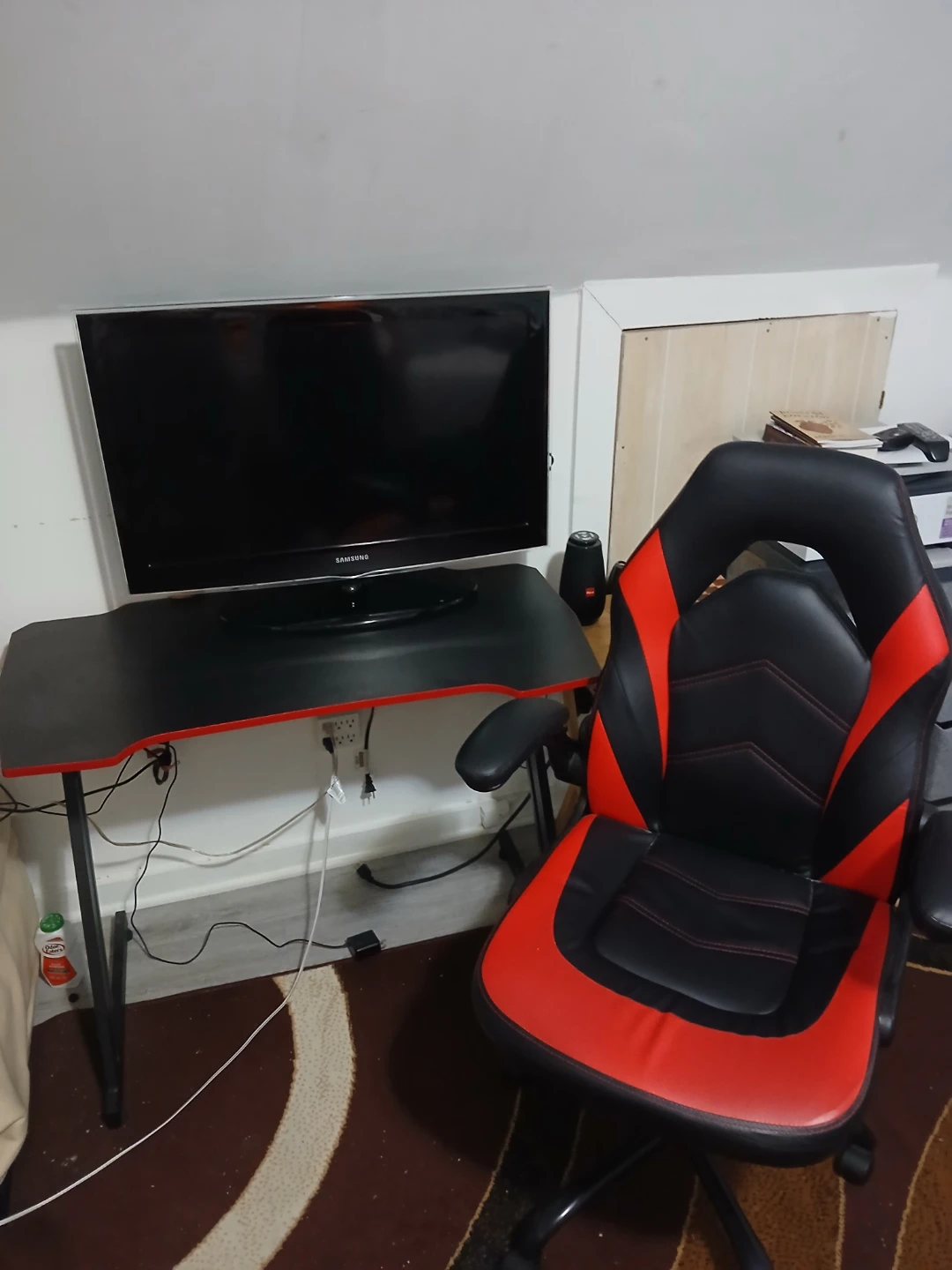 Gaming Chair -Table Red and Black + 32" Samsung TV - photo 2