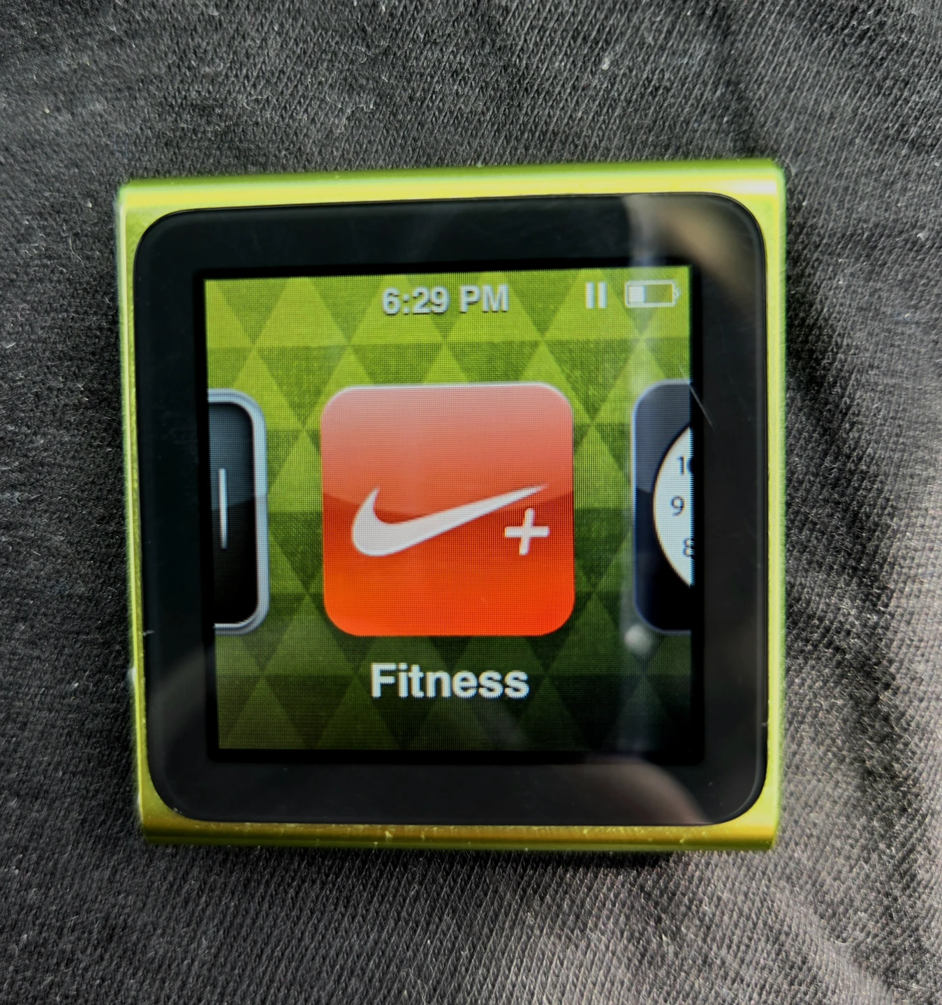 Apple iPod Nano 6th Gen 16GB Green with earbuds