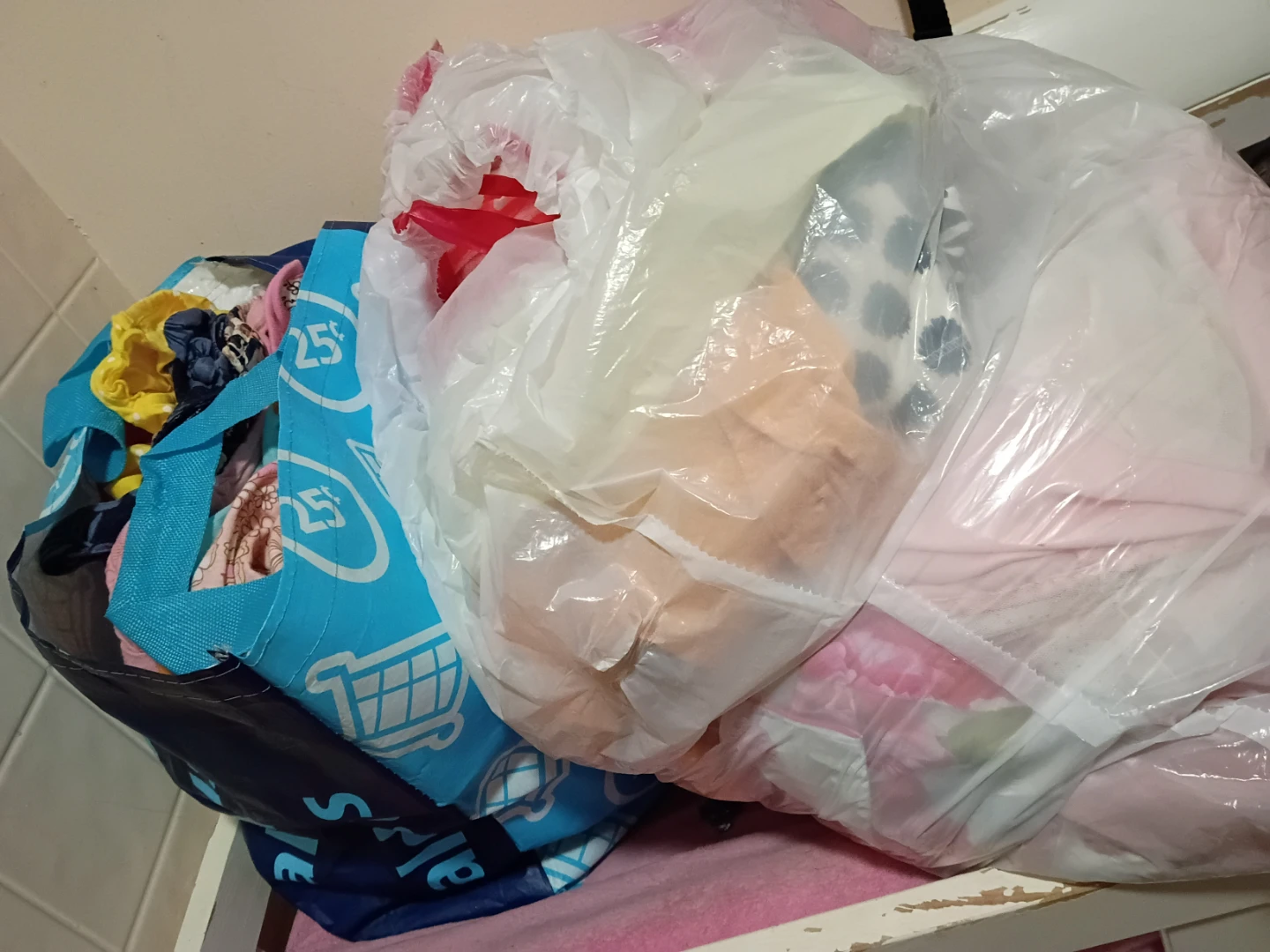 2 bags of babygirl clothes 0-3m-6-9m