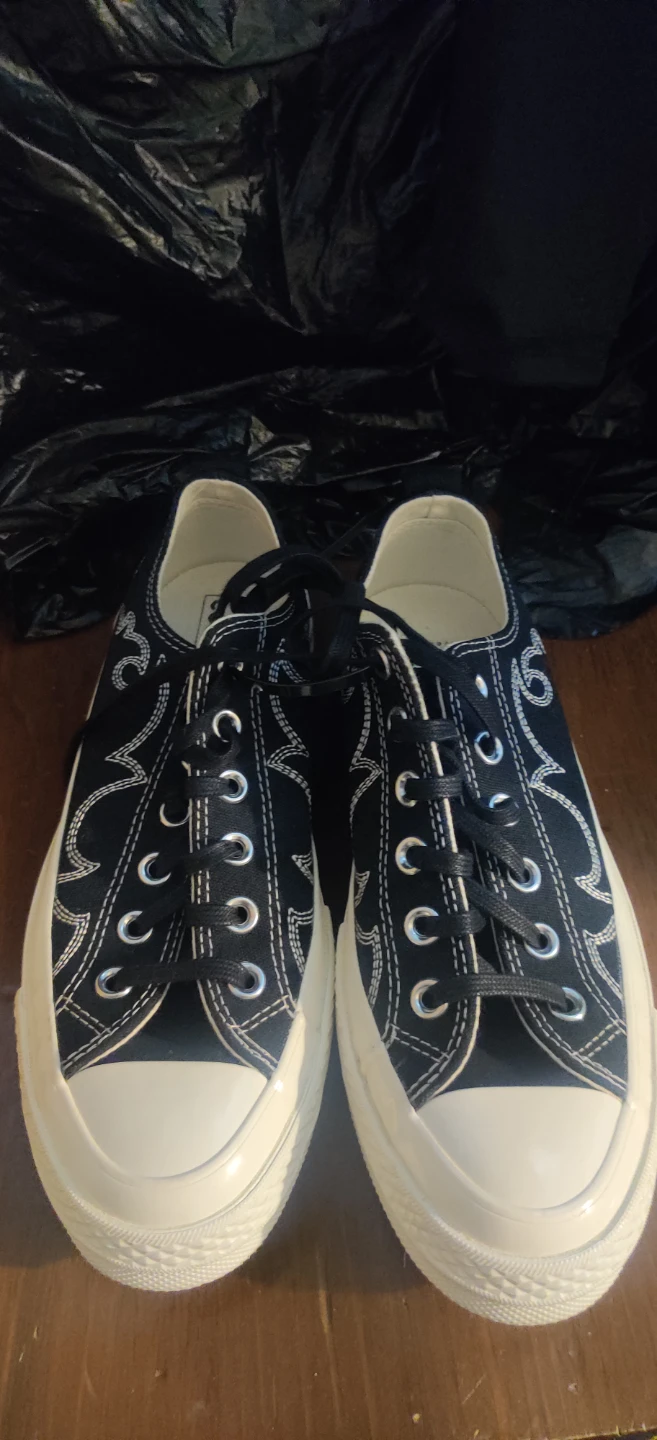 Converse Sneakers. Mens size 8.Unisex