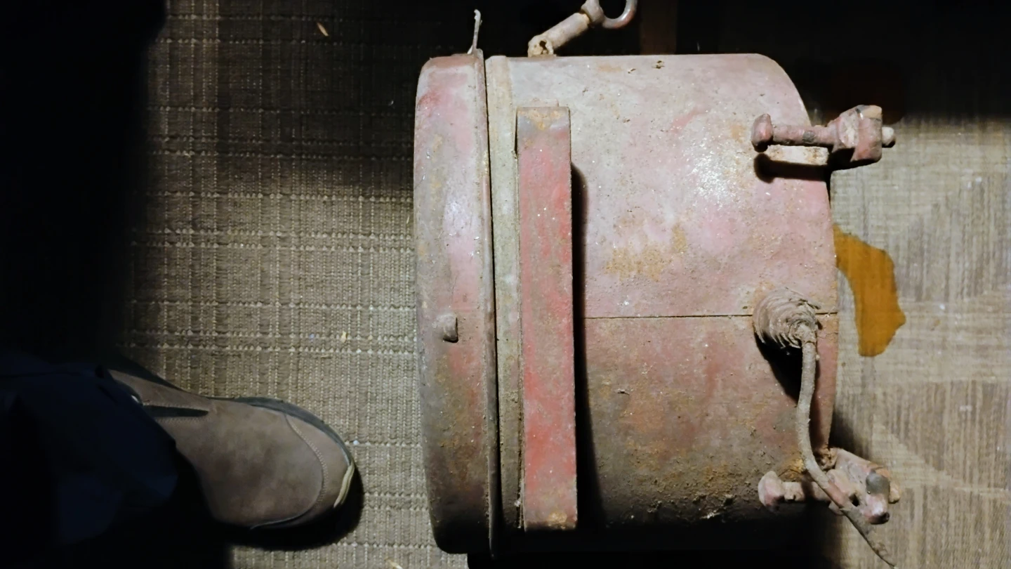 Vintage Train Engine Spotlight - photo 4