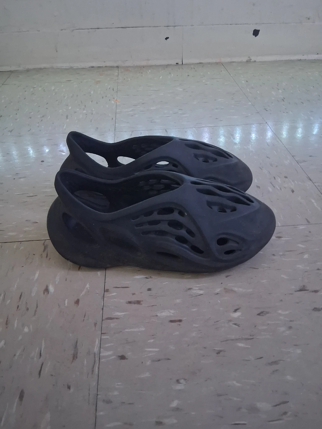 Black Foam Runner Shoes, Size 7