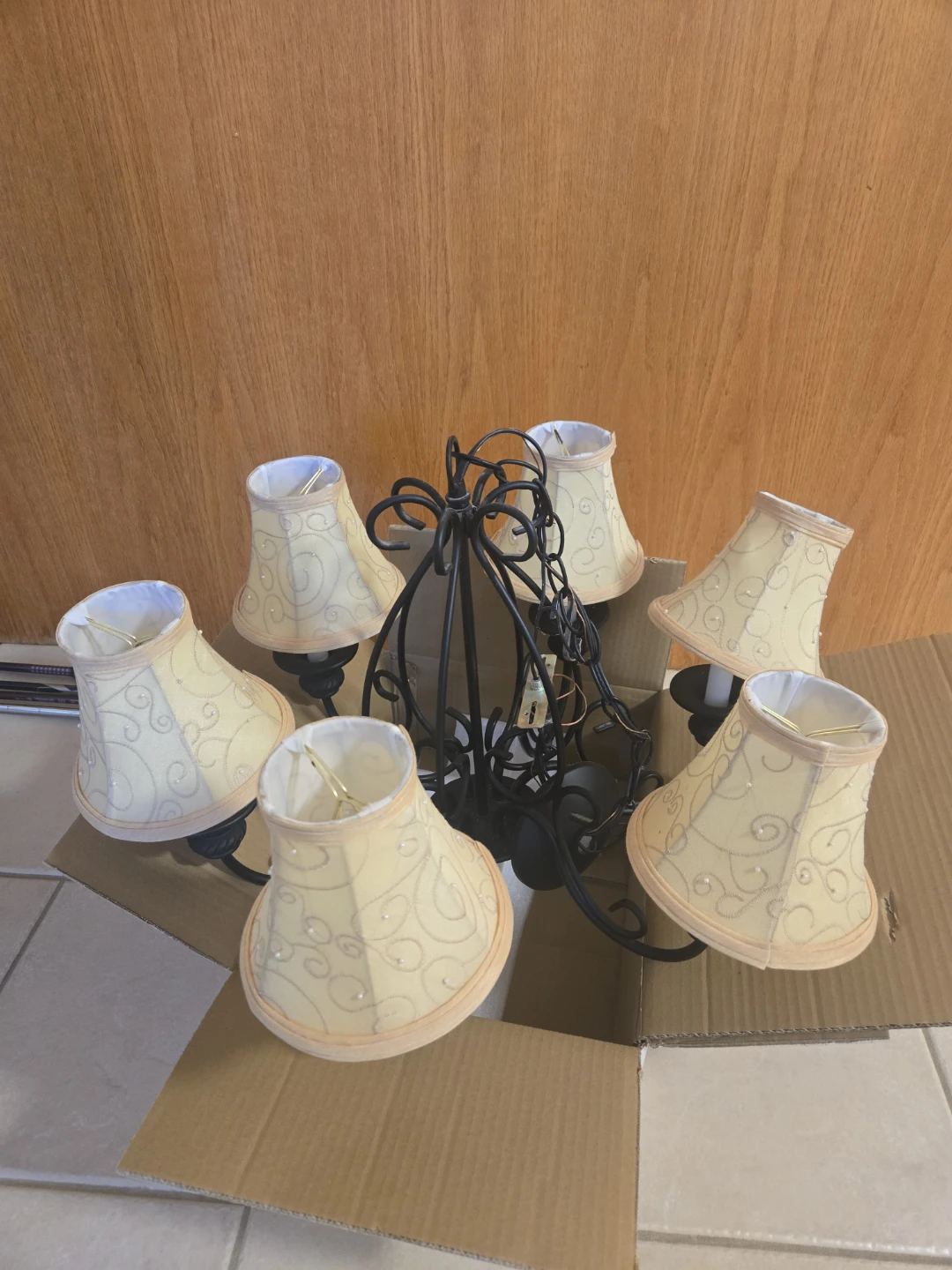 Chandelier with 6 cream-coloured shades