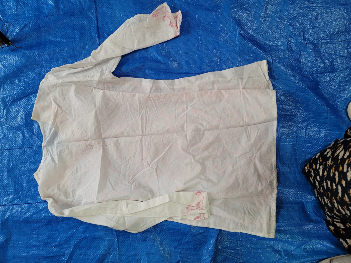 White embroidered kurti with pink floral detail - photo 3
