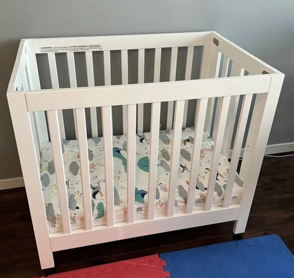 Foldable baby crib