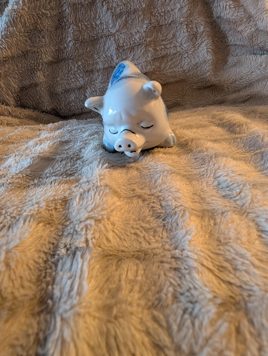 Staffordshire Victoria Pig Blue White Porcelain Figurn - photo 2