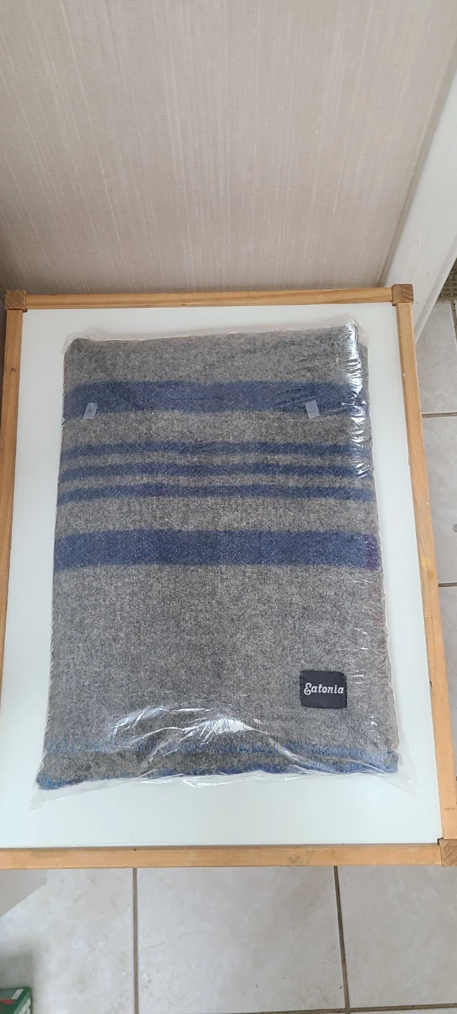 Vintage Eatonia Wool Blanket - Excellent Condition & Clean!