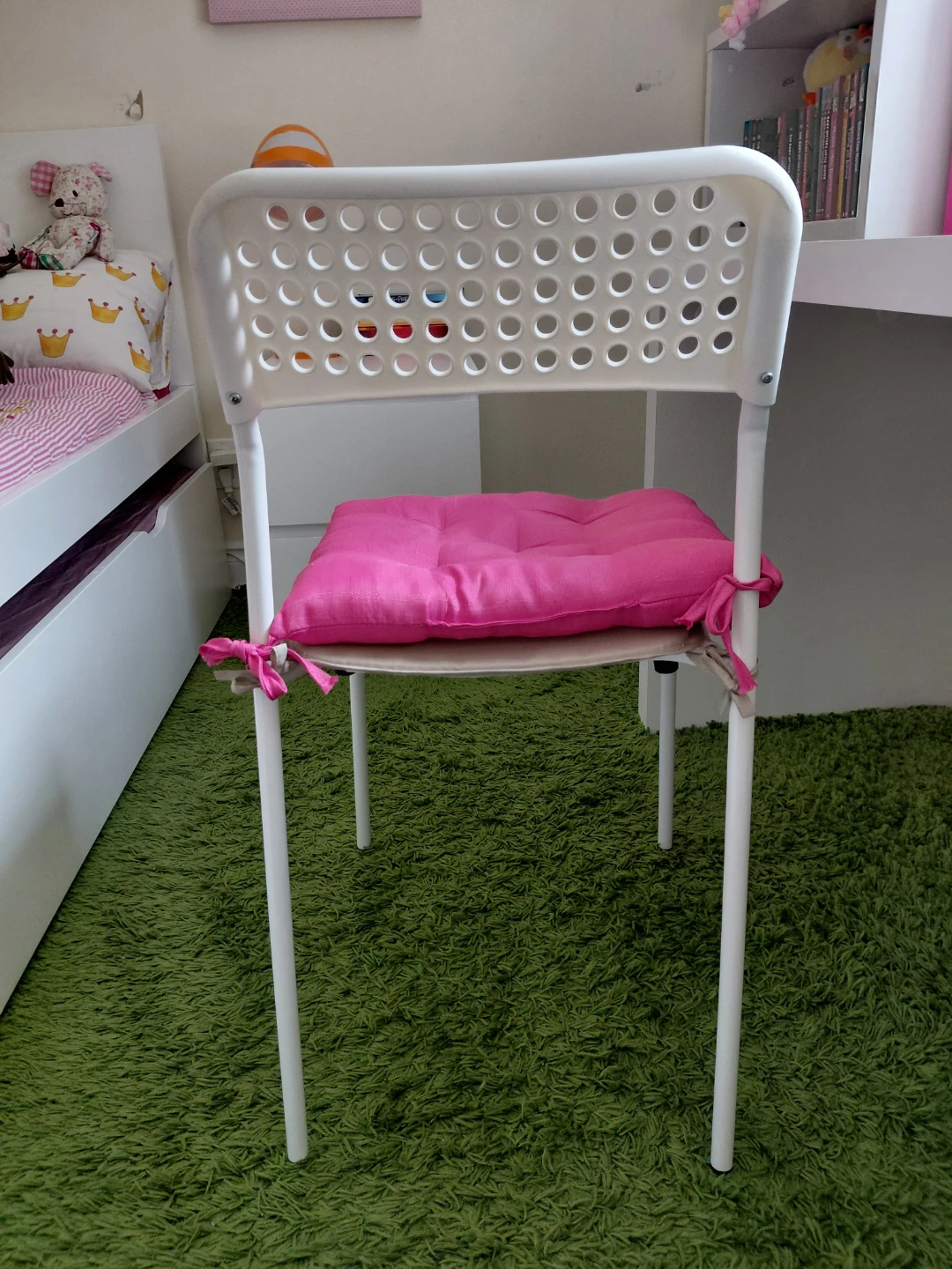 IKEA Mammut Chair with Pink Cushion - photo 3