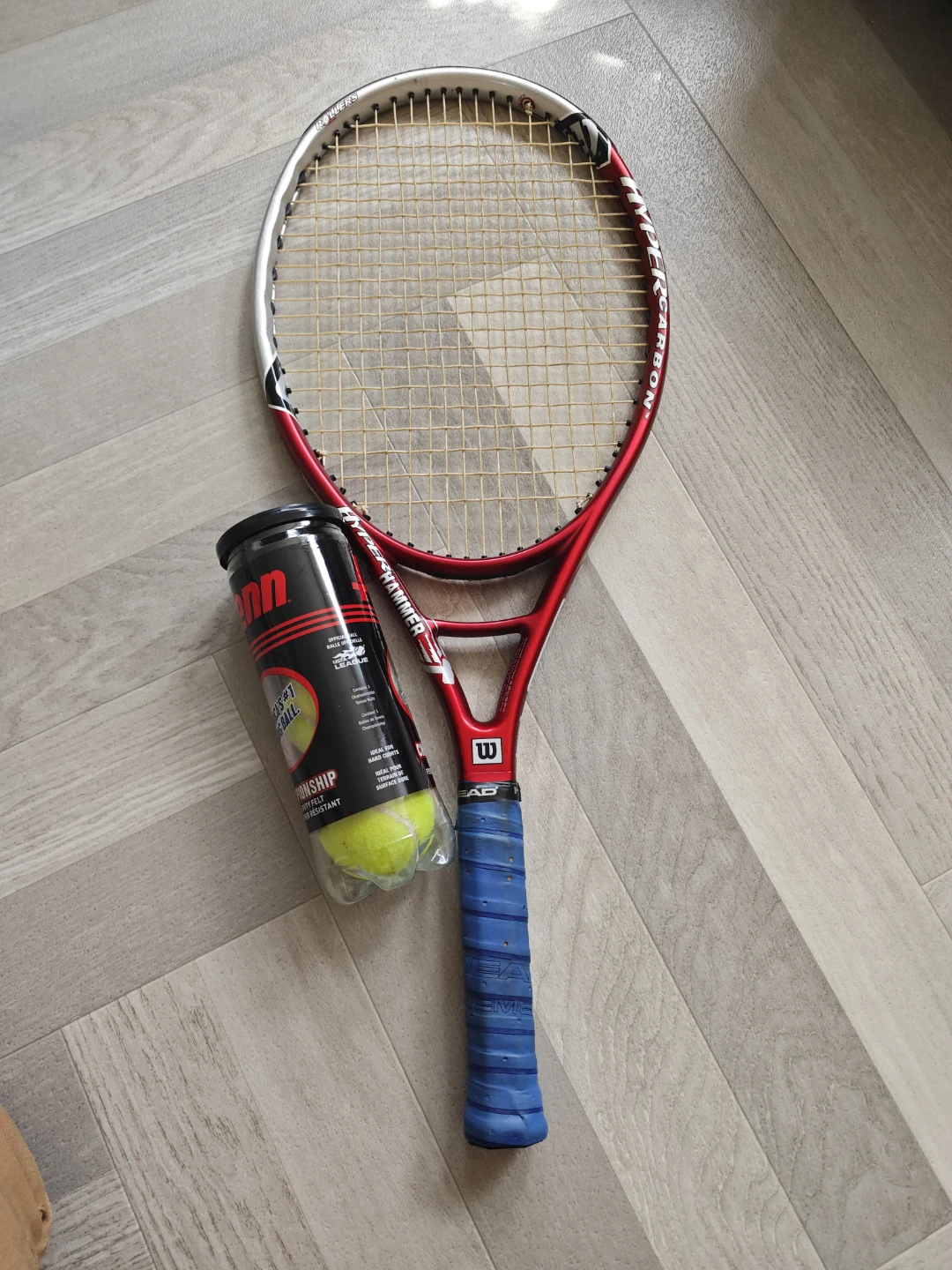 Wilson Hyper Hammer Tennis Racket with Penn Balls