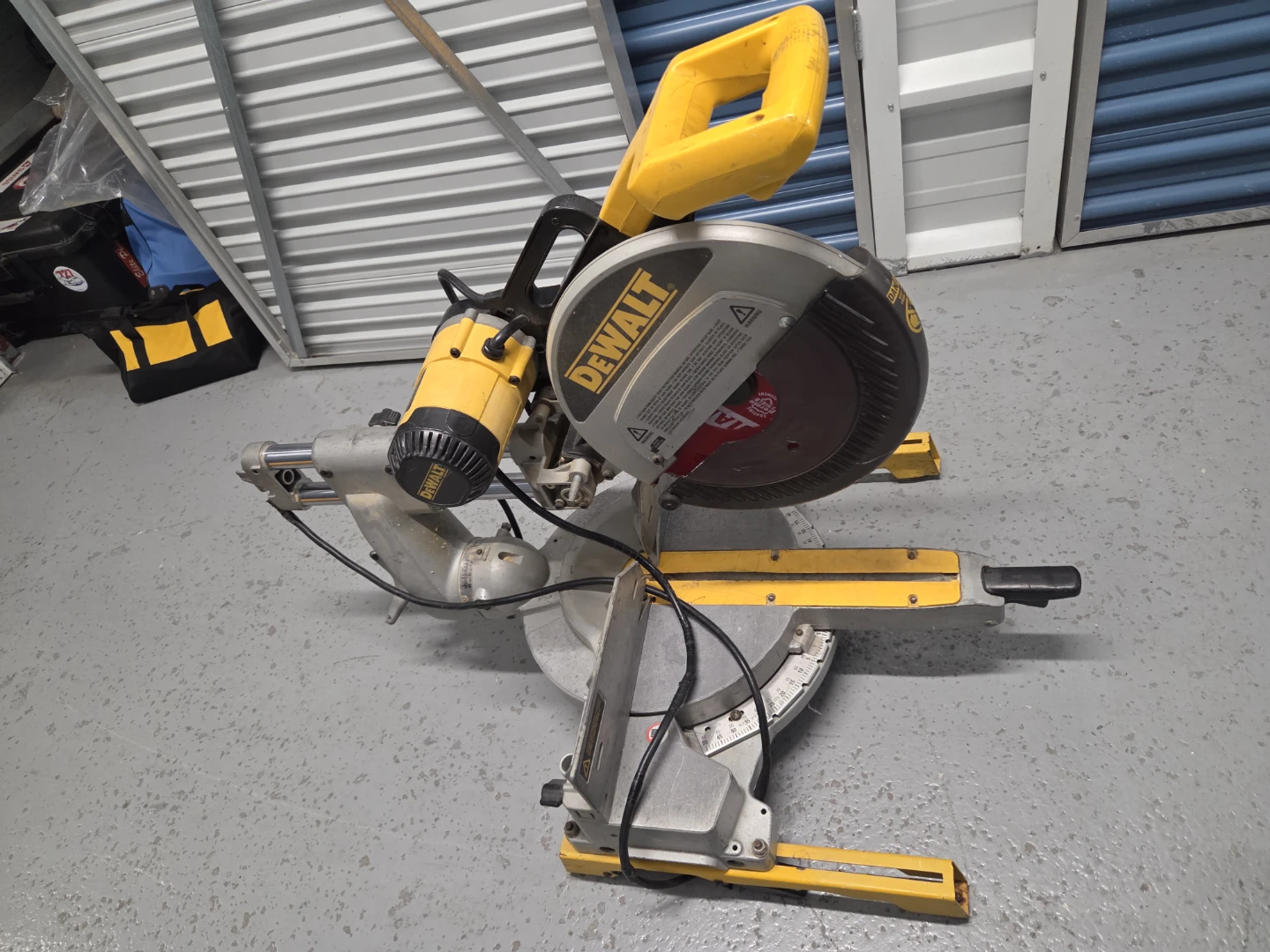 DeWalt DW708 12" Sliding Compound Miter Saw - photo 4