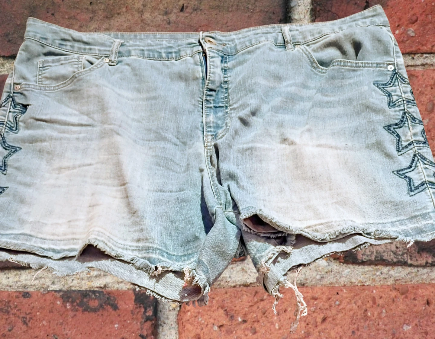 Women's jean shorts with stars design on each side by size 20 - photo 2