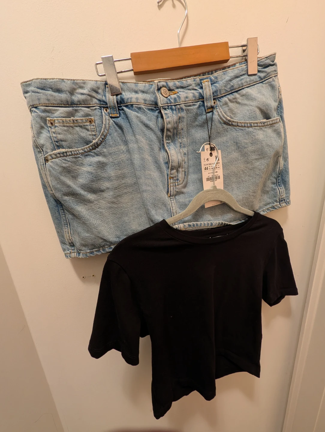 ZARA Denim Shorts and Black T-Shirt - Size 44 - photo 2