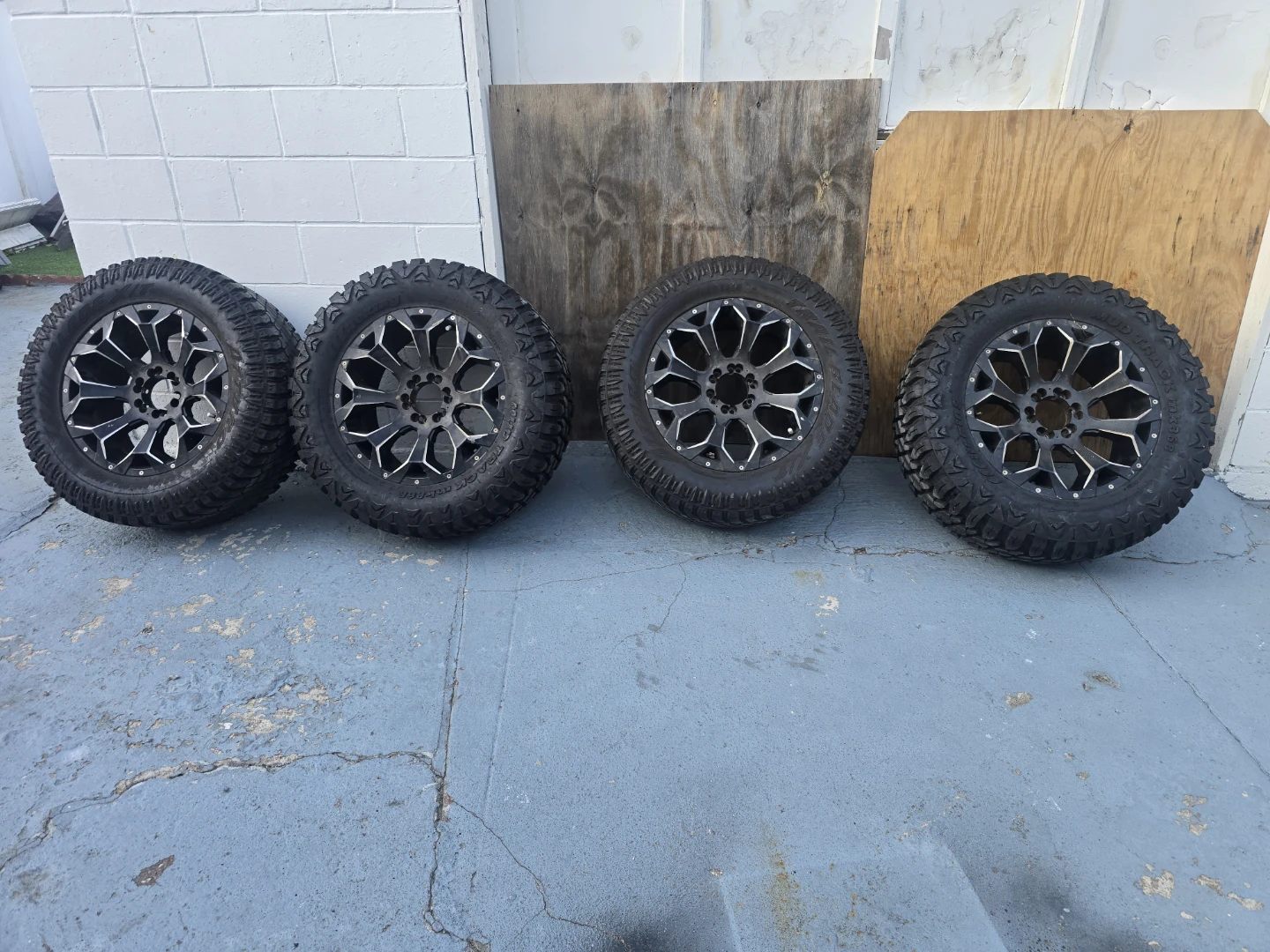 Set of 4 Mud-Terrain Tires & Rims - photo 4