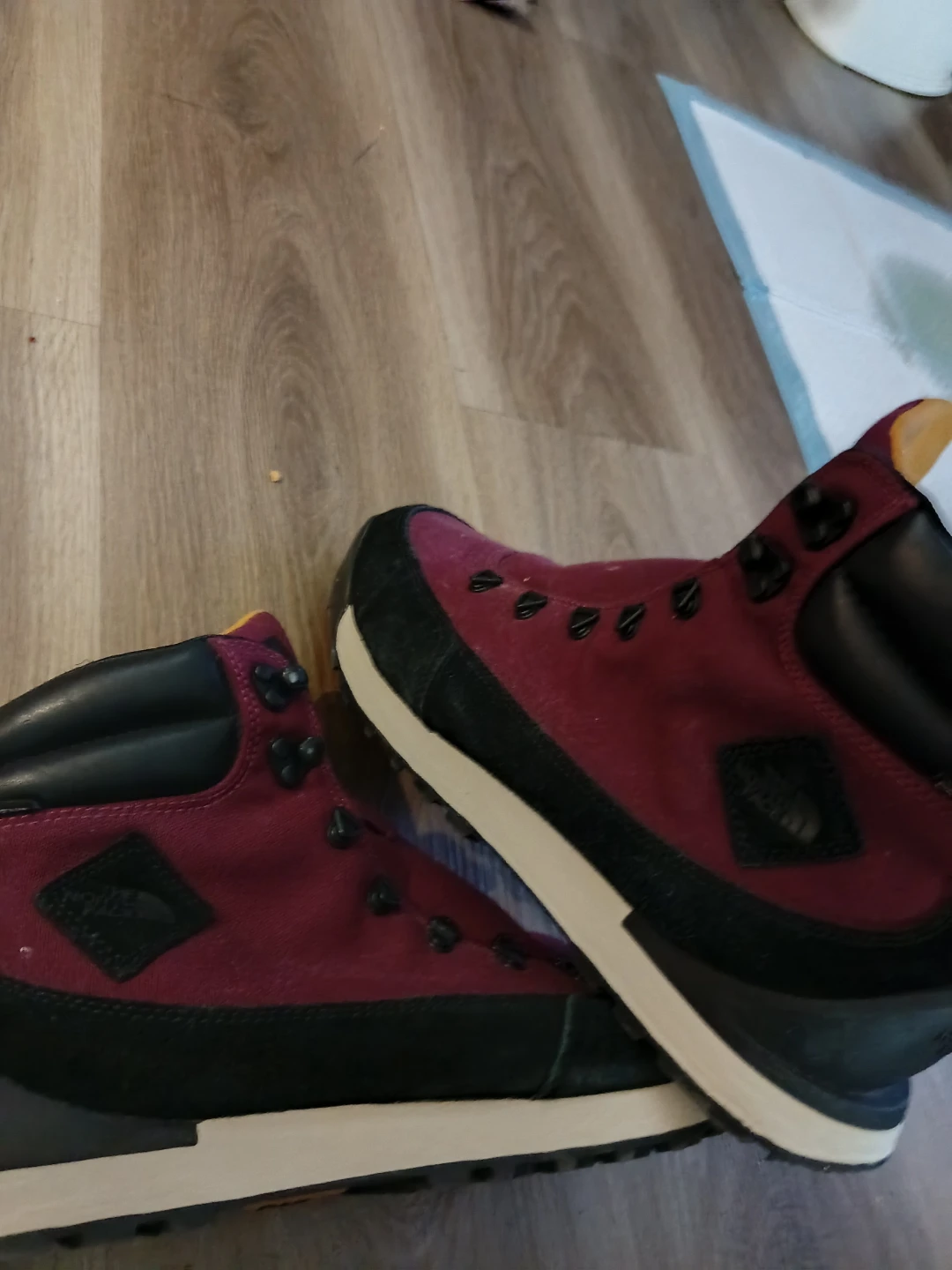Mens Burgundy North Face boots. - photo 2