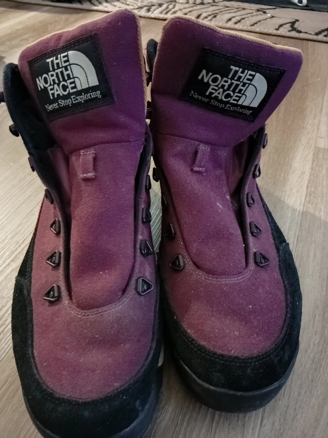 Mens Burgundy North Face boots. - photo 3