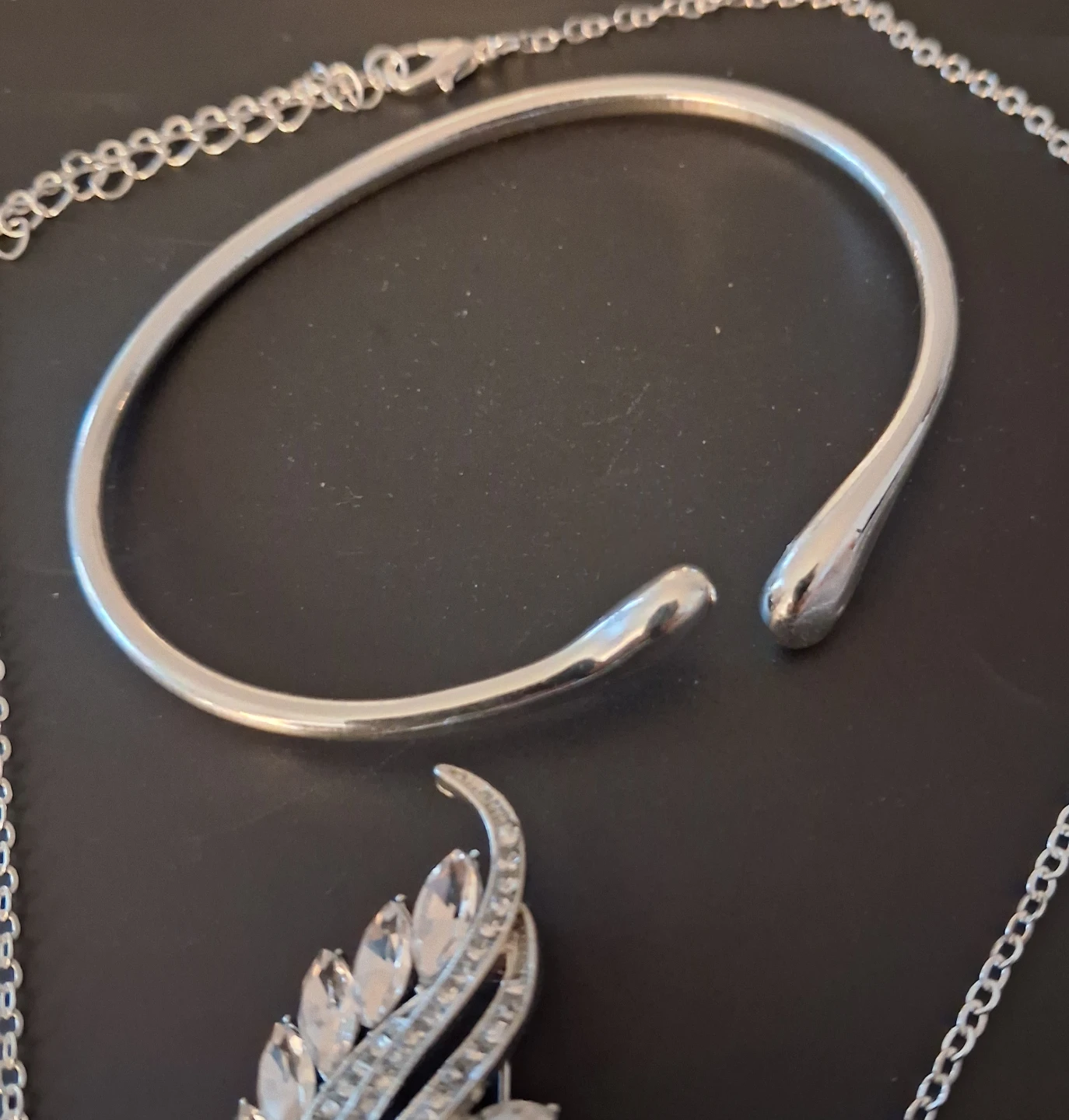 Silver-tone Necklace and Bangle Set with Faux Pearl brooch - photo 2