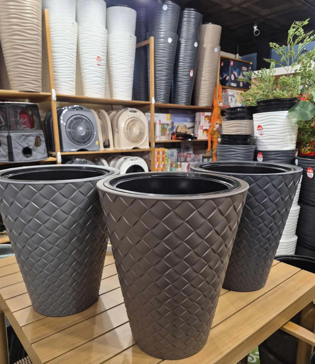 New Tapered Diamond Weave Planter Pots with removable insert. - photo 2