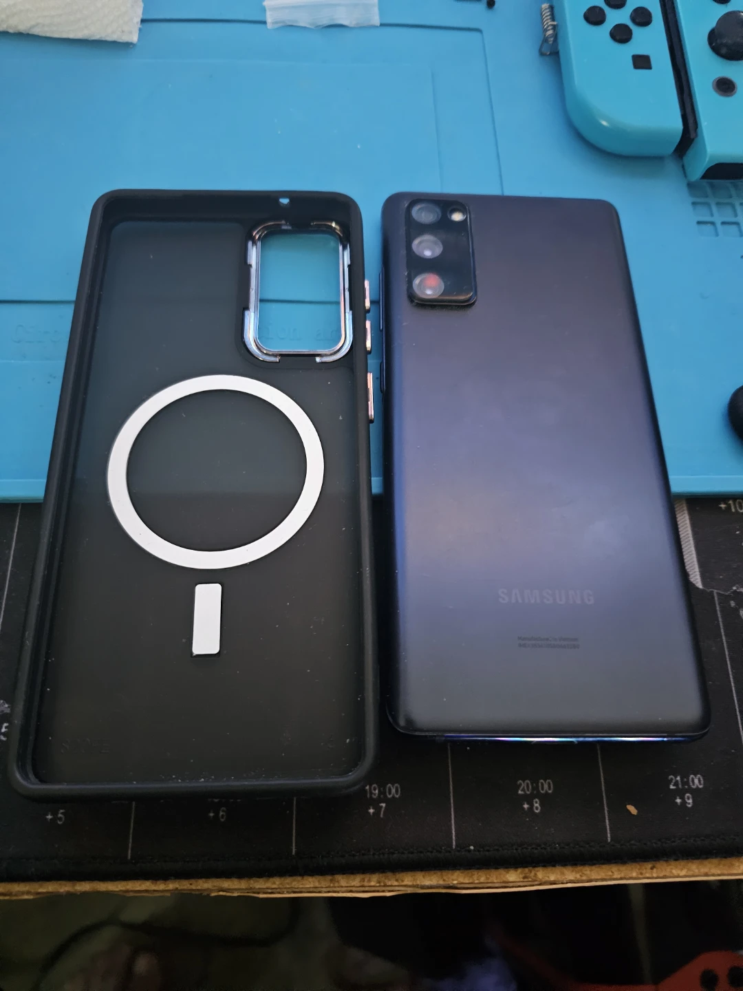 Samsung S20 FE 5G in mint condition - photo 3