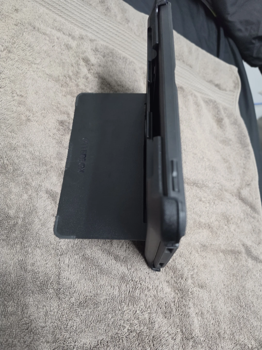 OtterBox Defender Case iPad 10.9" 10th Gen  Black - photo 2
