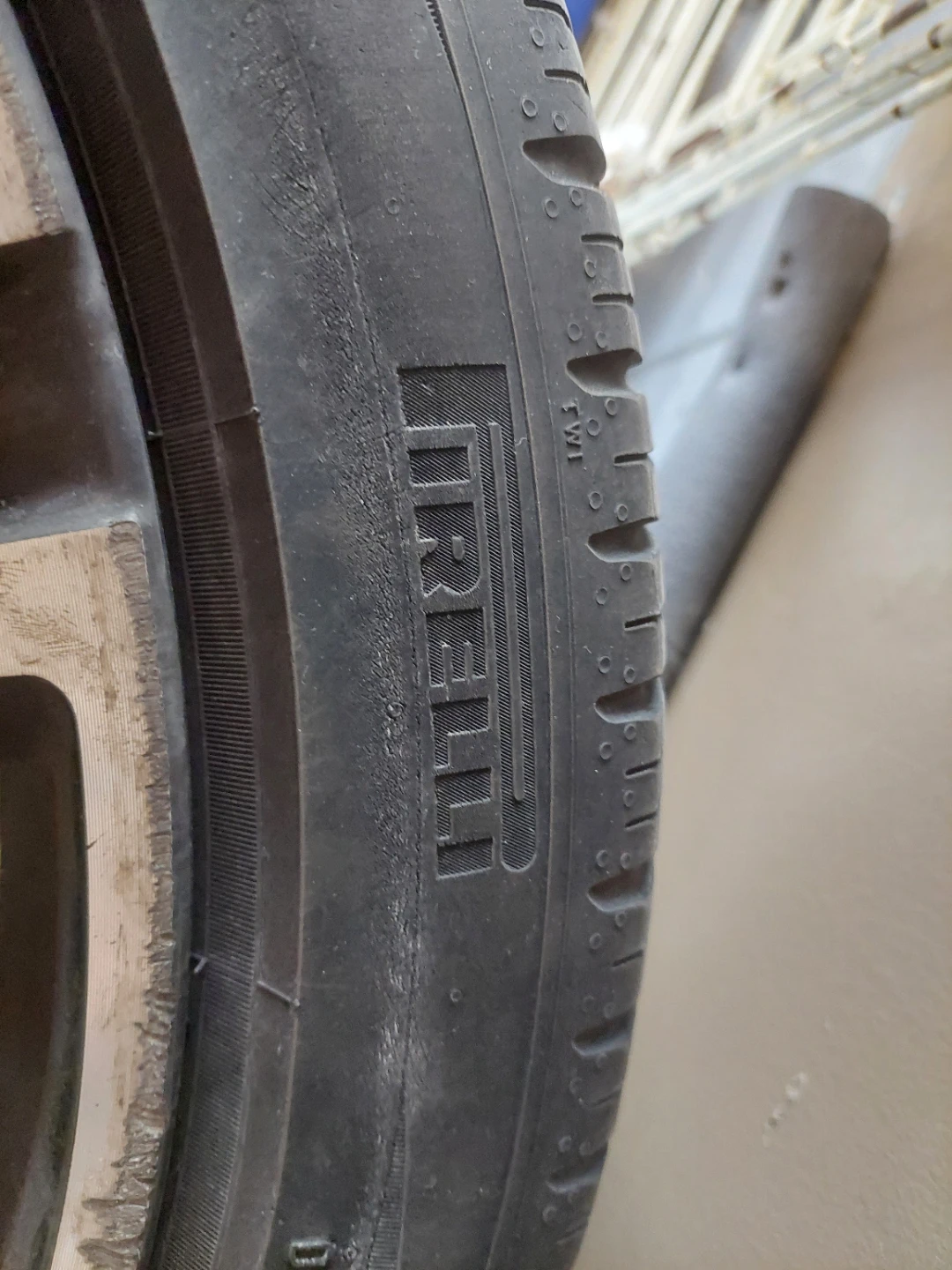 Volvo Pirelli Tire 255/40 R21 - photo 2