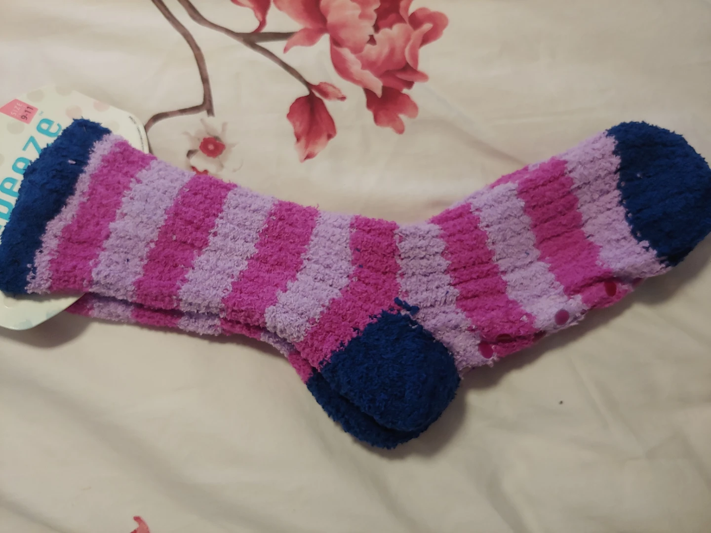 Grip-ezee Fuzzy Striped Socks Size 9-11 - photo 4