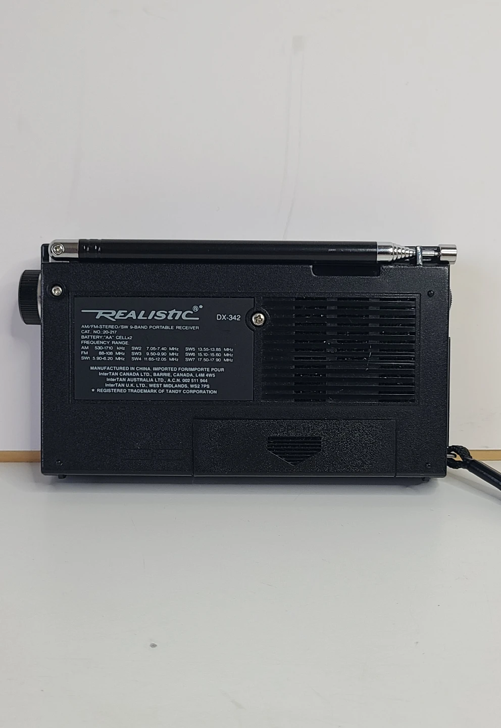 Realistic DX-342 Small Radio AM/FM/SW - Mint Condition! - photo 3