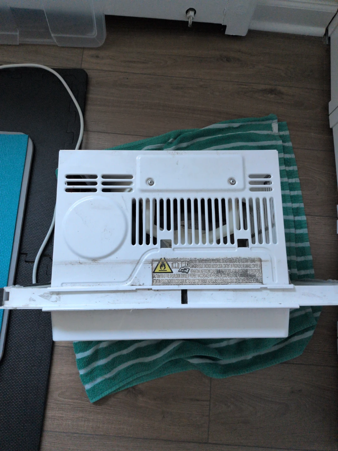 Small Midea window AC Unit - photo 2